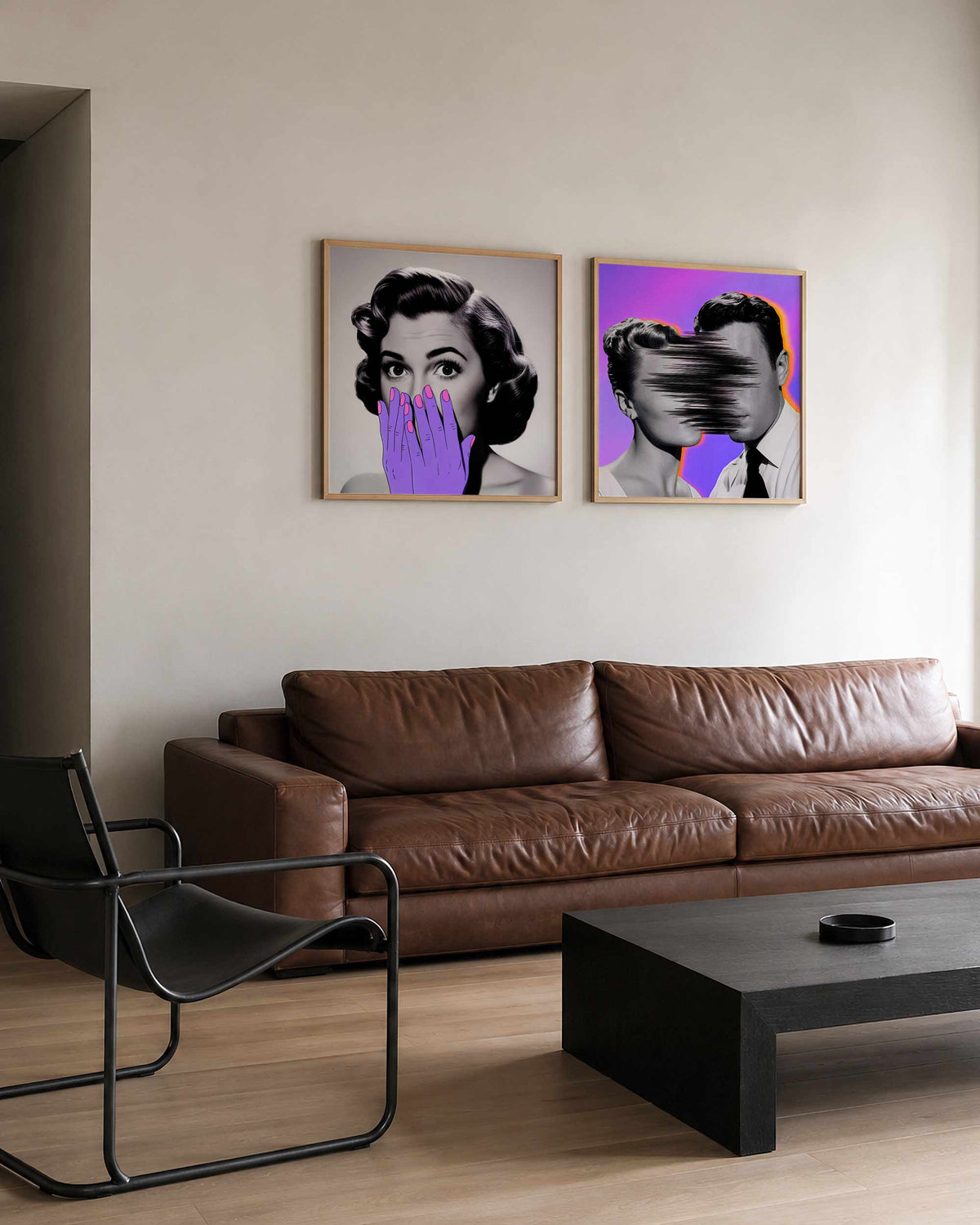 Interieurpresentatie van een tweedelige vierkante posterset met portretten en neon