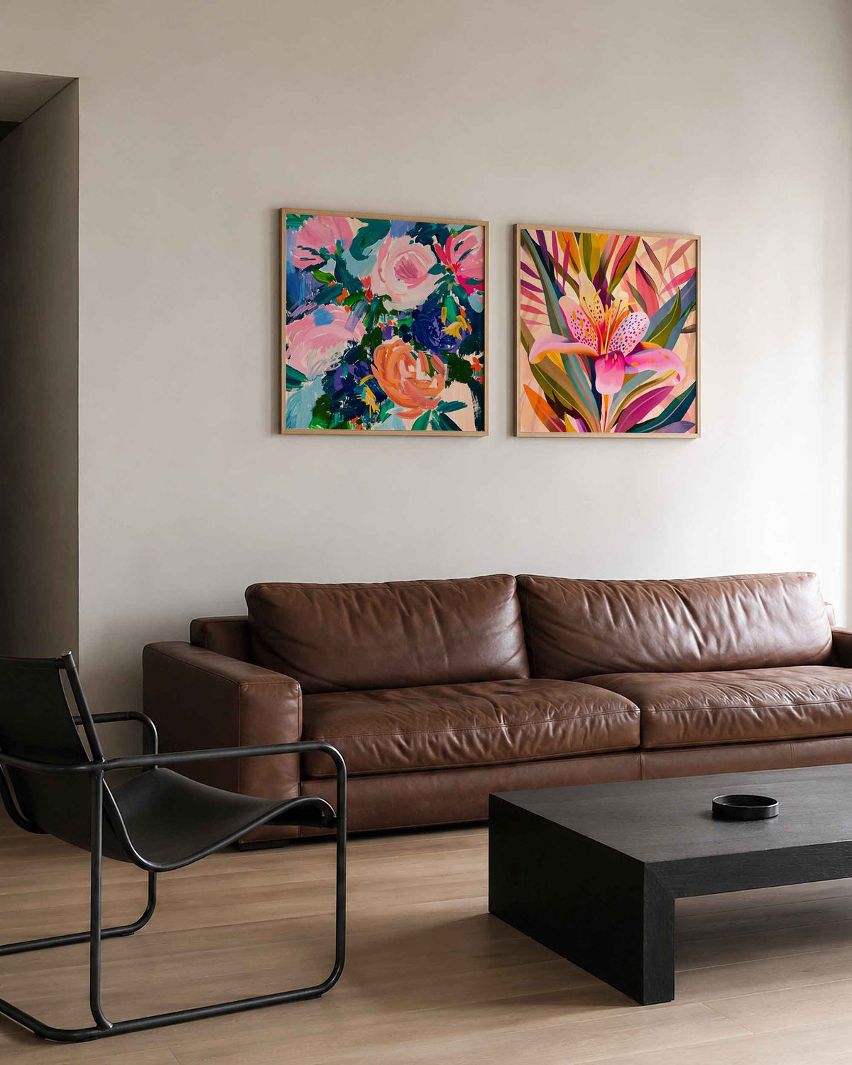 Interieurpresentatie van een tweedelige vierkante posterset met bloemen en lelie
