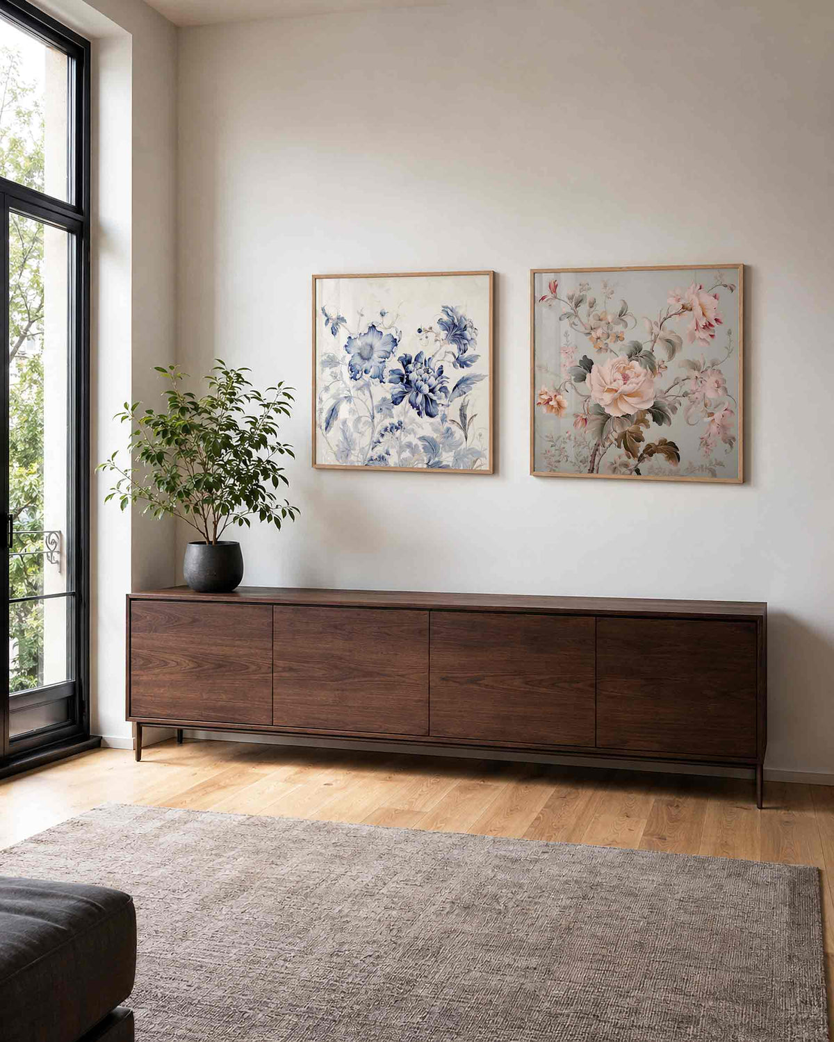 Interieurpresentatie van een tweedelige vierkante posterset met blauwe en roze bloemen