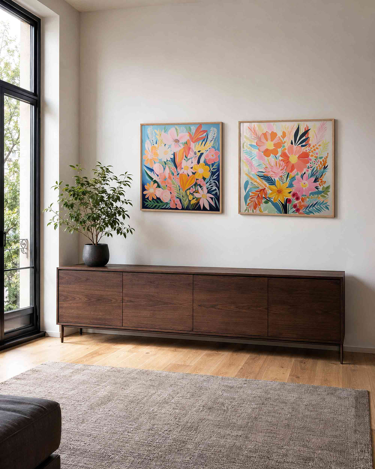 Interieurpresentatie van een tweedelige vierkante posterset met kleurrijke bloemen