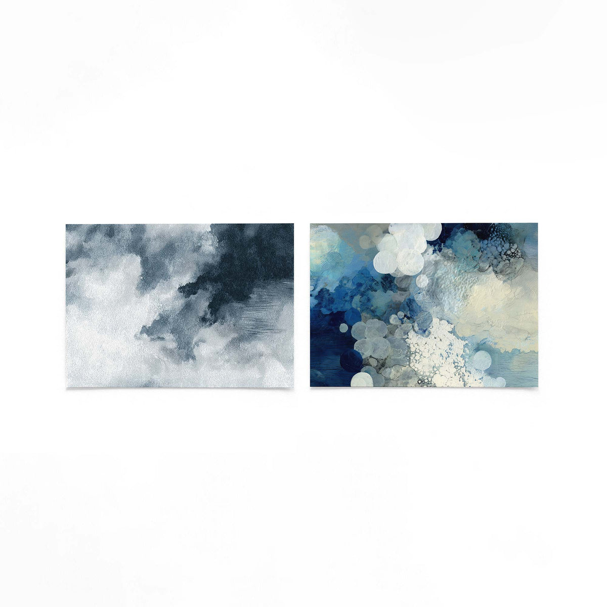 Twee liggende posters met donkere en lichte grijstinten met zachte overgangen op een gebroken witte achtergrond