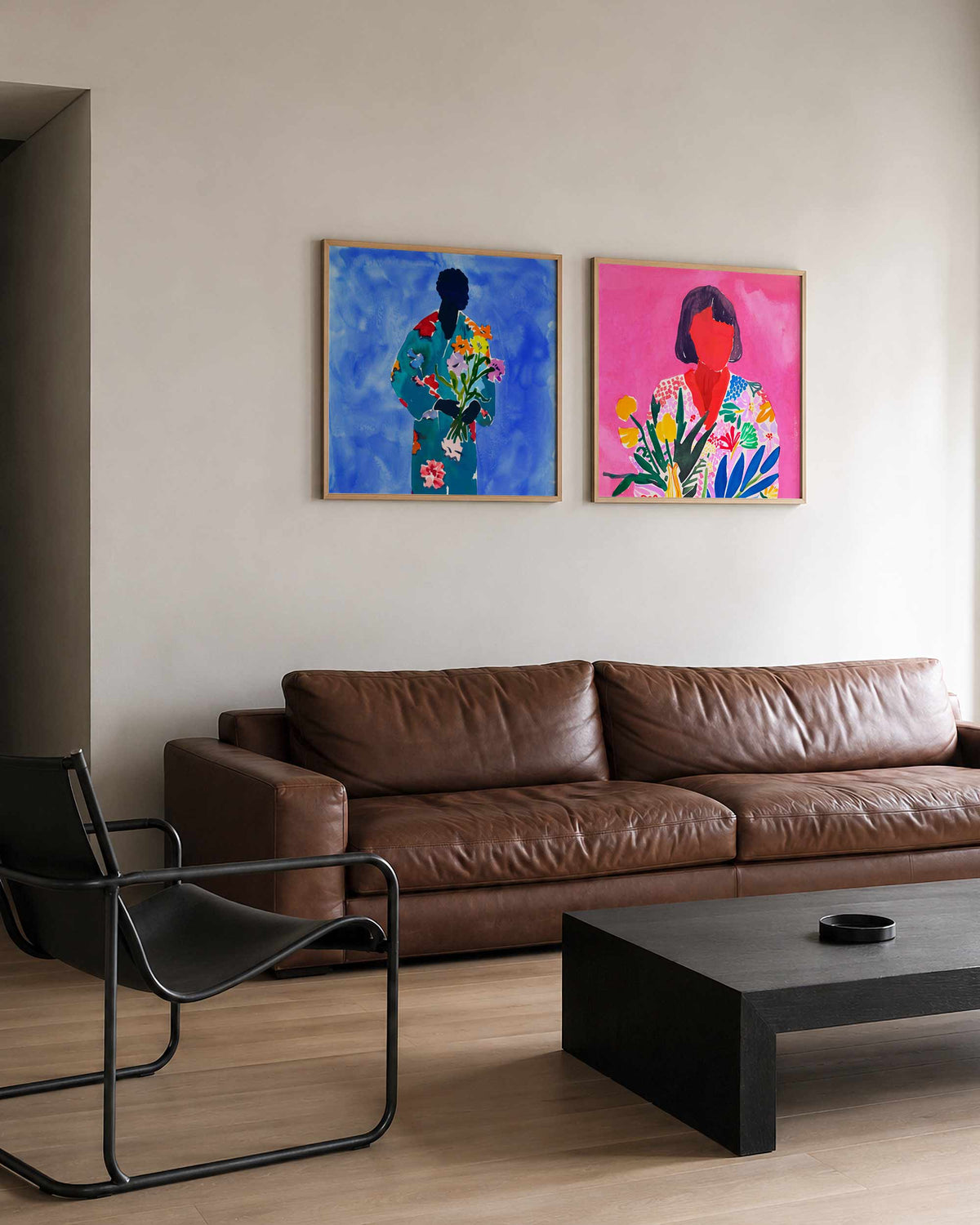 Interieurpresentatie van een tweedelige vierkante posterset met bloemenportretten