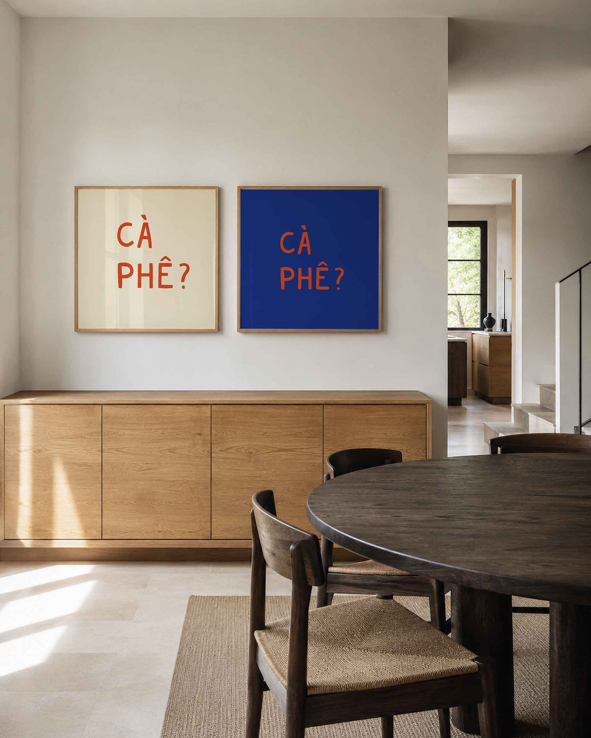 Interieurpresentatie van een tweedelige vierkante posterset met ça phê tekst