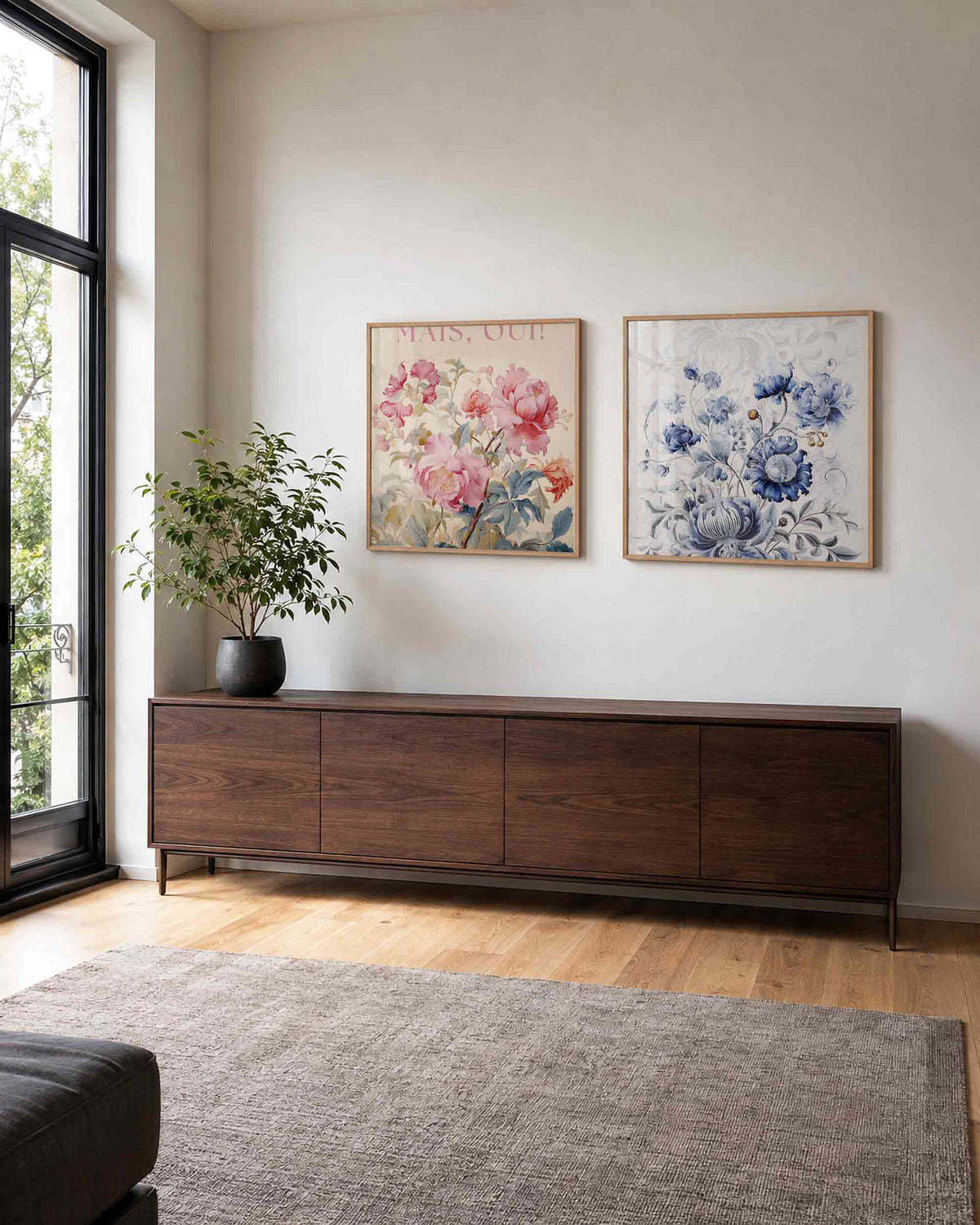 Interieurpresentatie van een tweedelige vierkante posterset met bloemen in roze en blauw