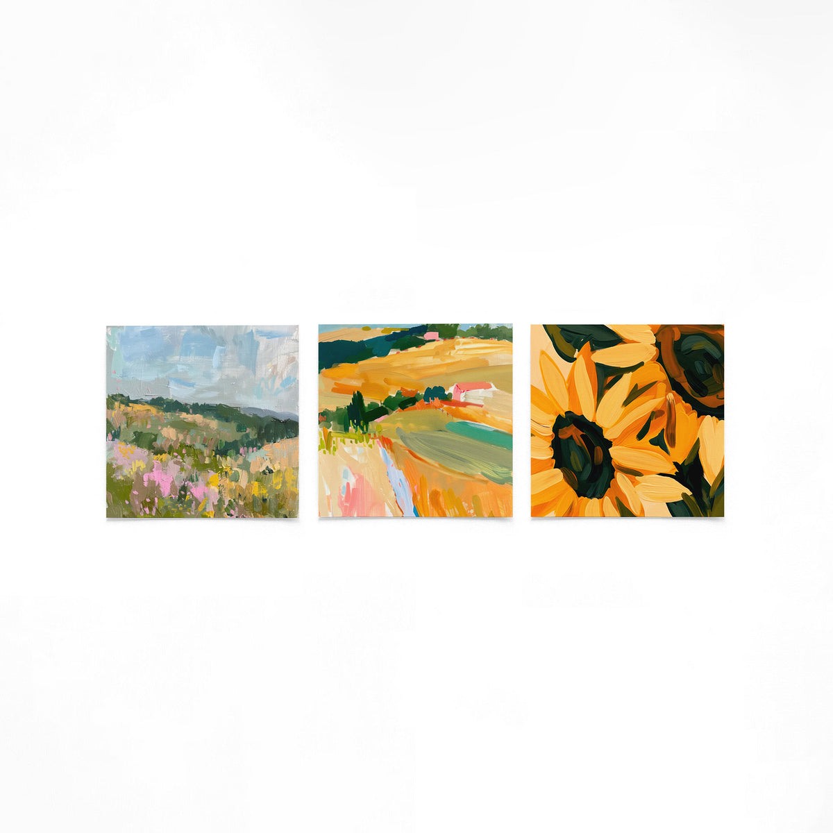 Drie vierkante posters met kleurrijke landschappen en bloemen op een gebroken witte achtergrond