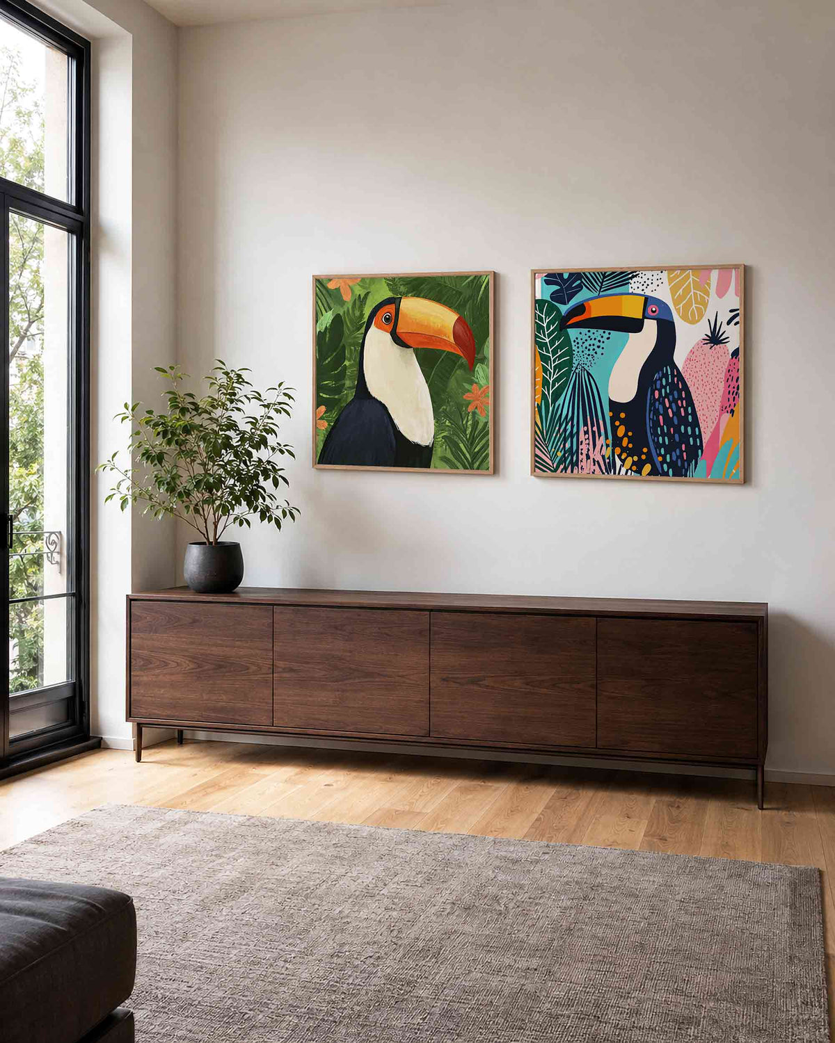 Interieurpresentatie van een tweedelige vierkante posterset met toekans in tropisch groen