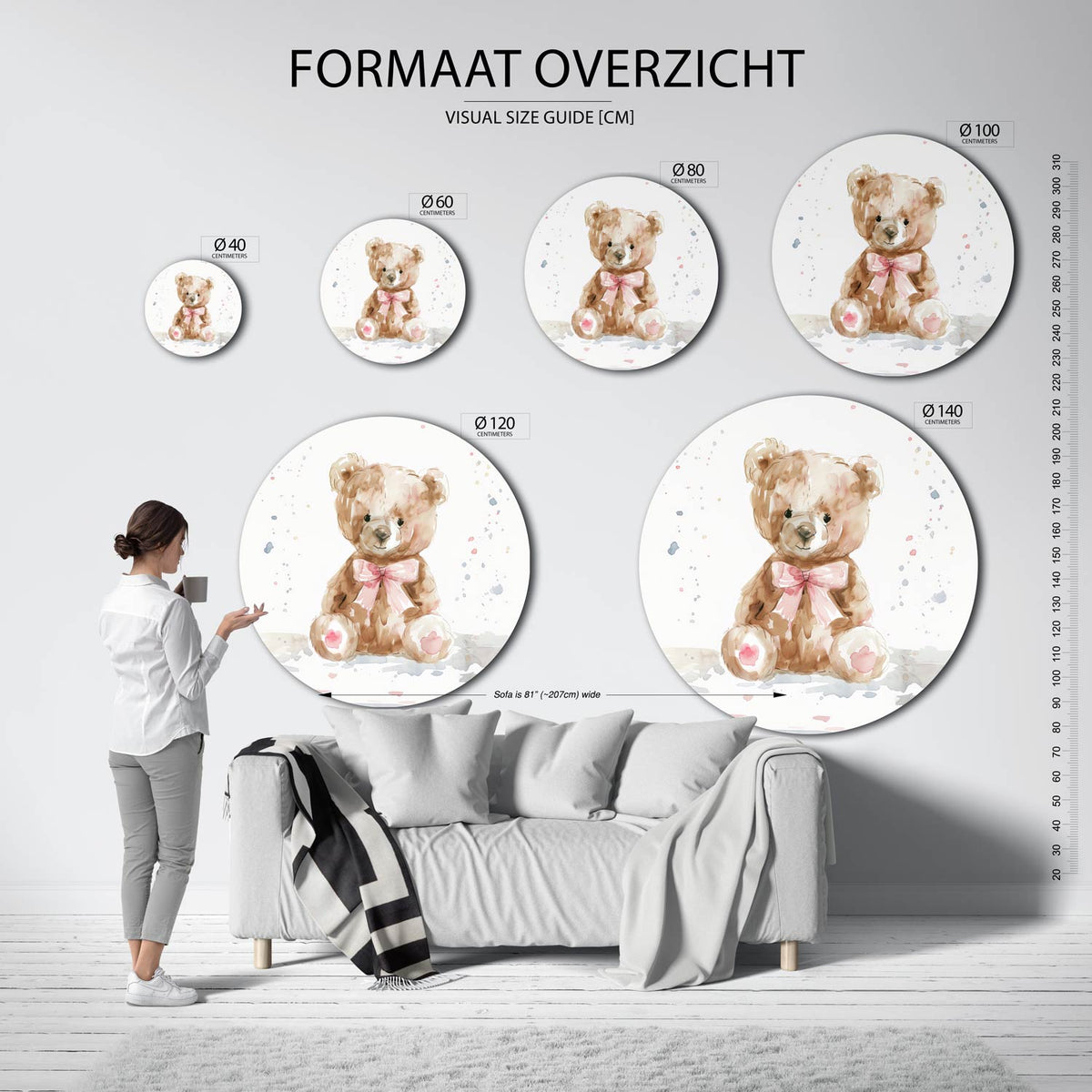 Teddybeer met strik Muurcirkel – extra productweergave – Een bruine teddybeer met een roze strik is afgebeeld tegen een