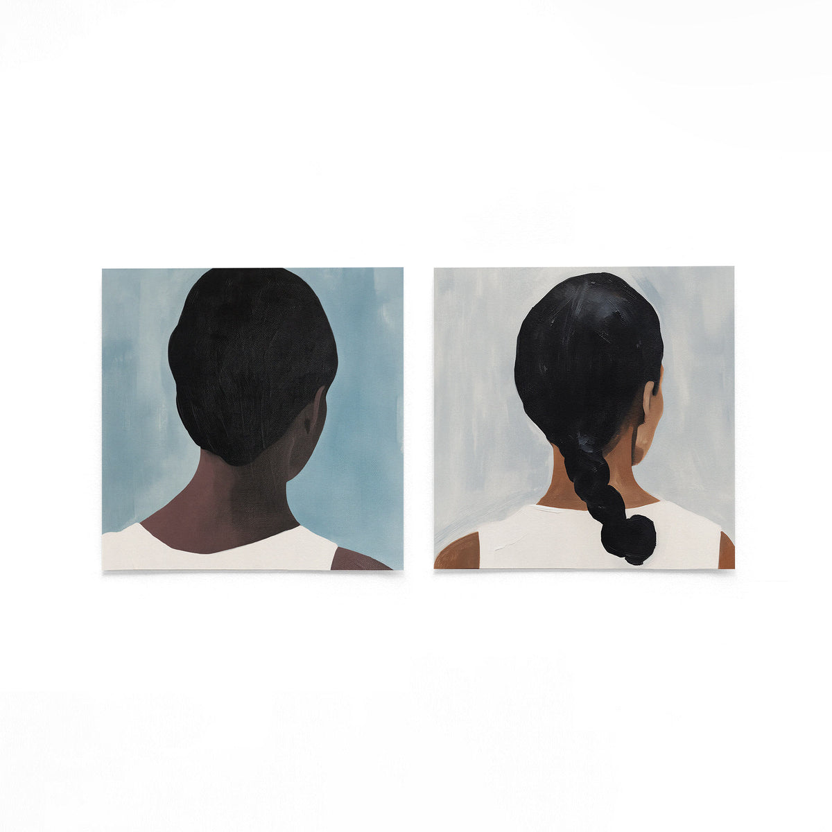 Twee vierkante posters met vrouwenportretten op een gebroken witte achtergrond