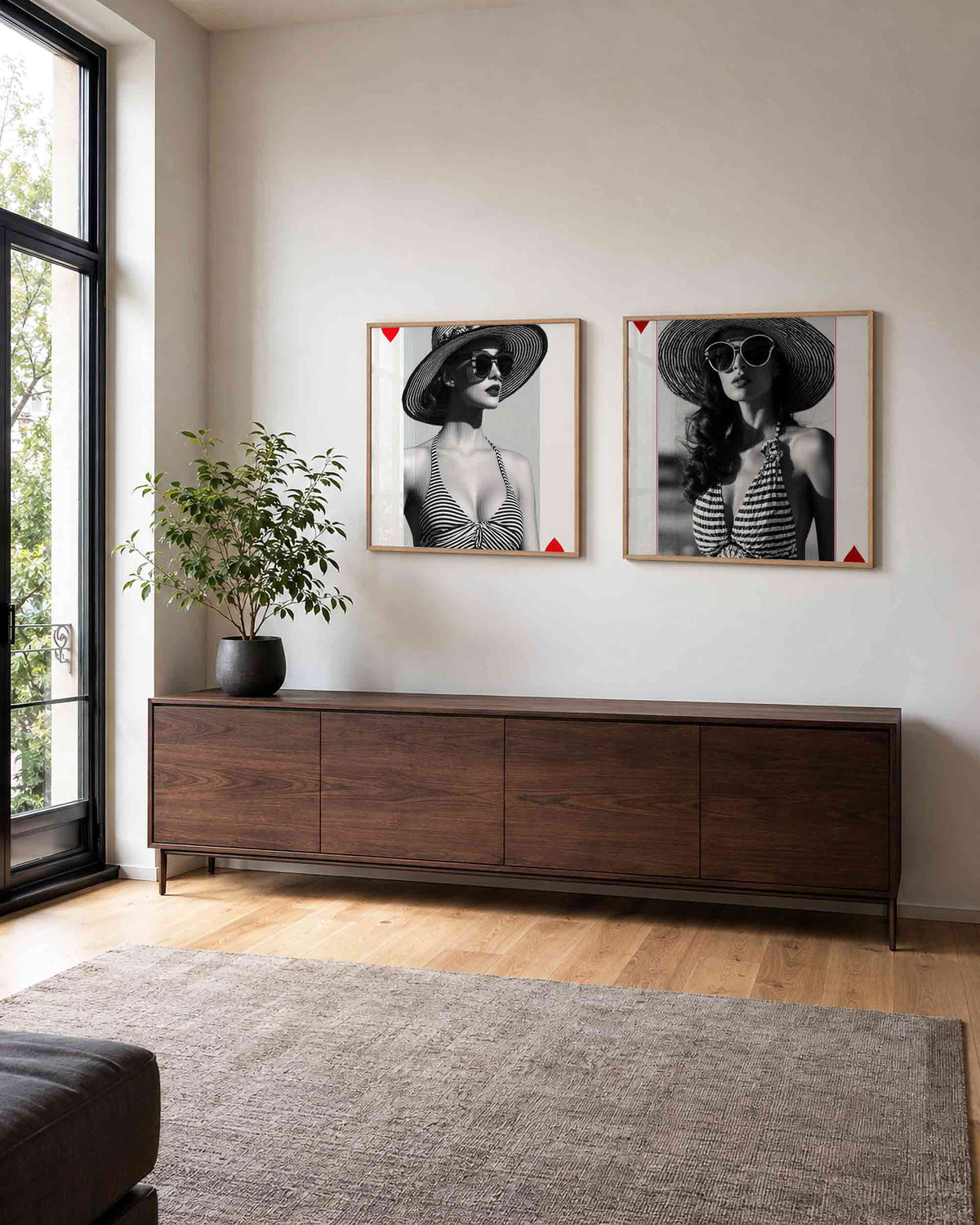 Interieurpresentatie van een tweedelige vierkante posterset met zomermode dames