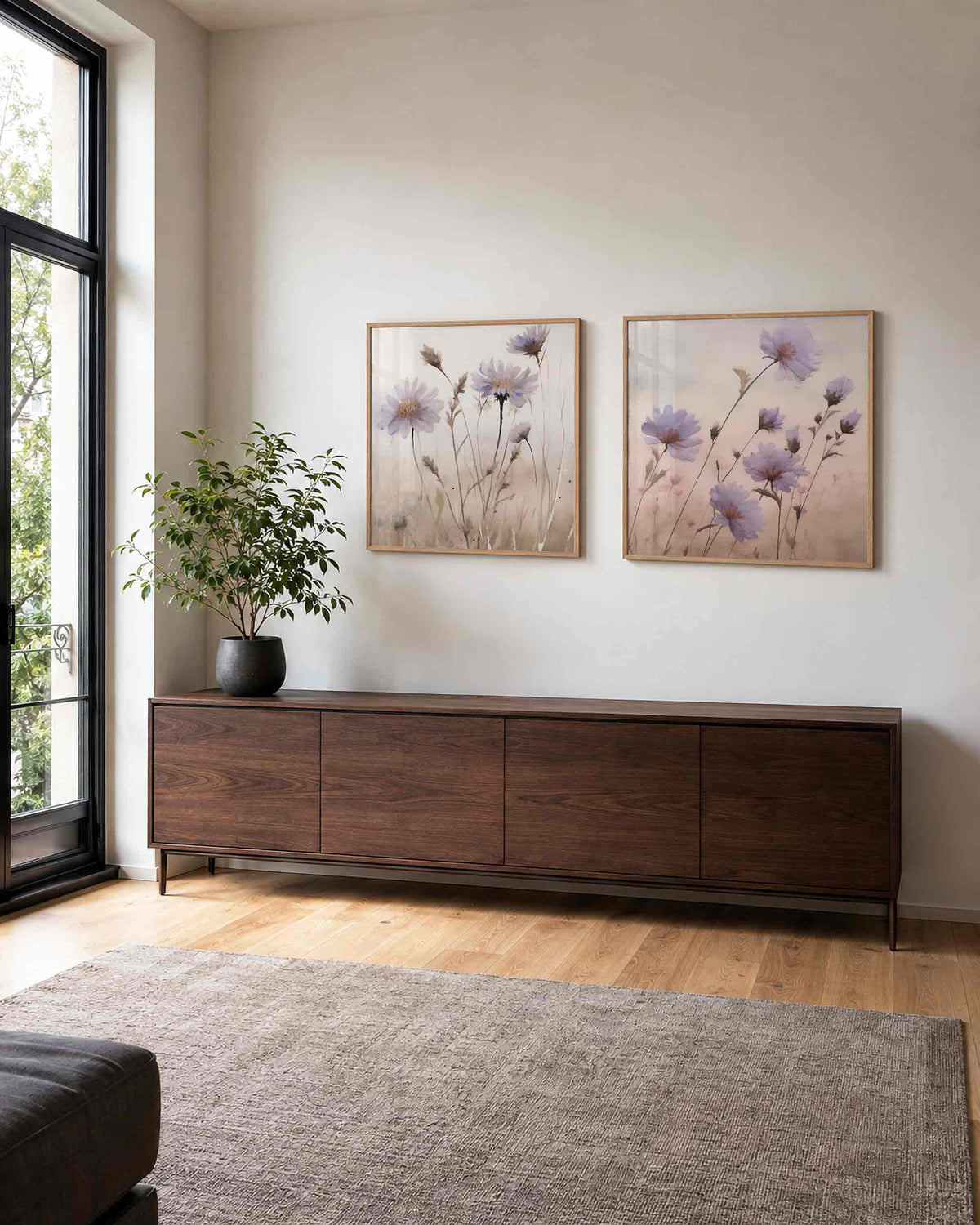 Interieurpresentatie van een tweedelige vierkante posterset met lavendelkleurige veldbloemen