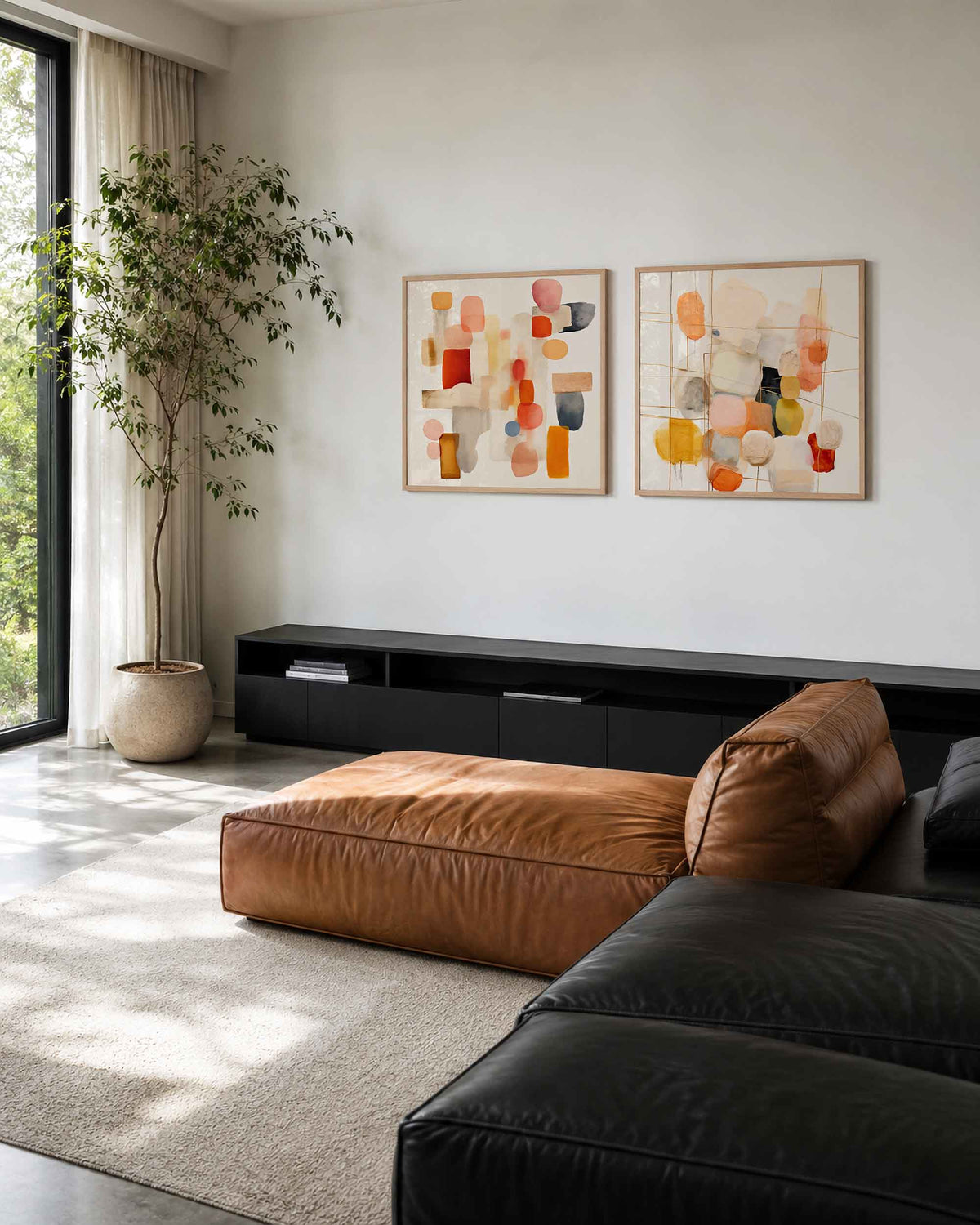 Interieurpresentatie van een tweedelige vierkante posterset met kleurvlakken en lijnen