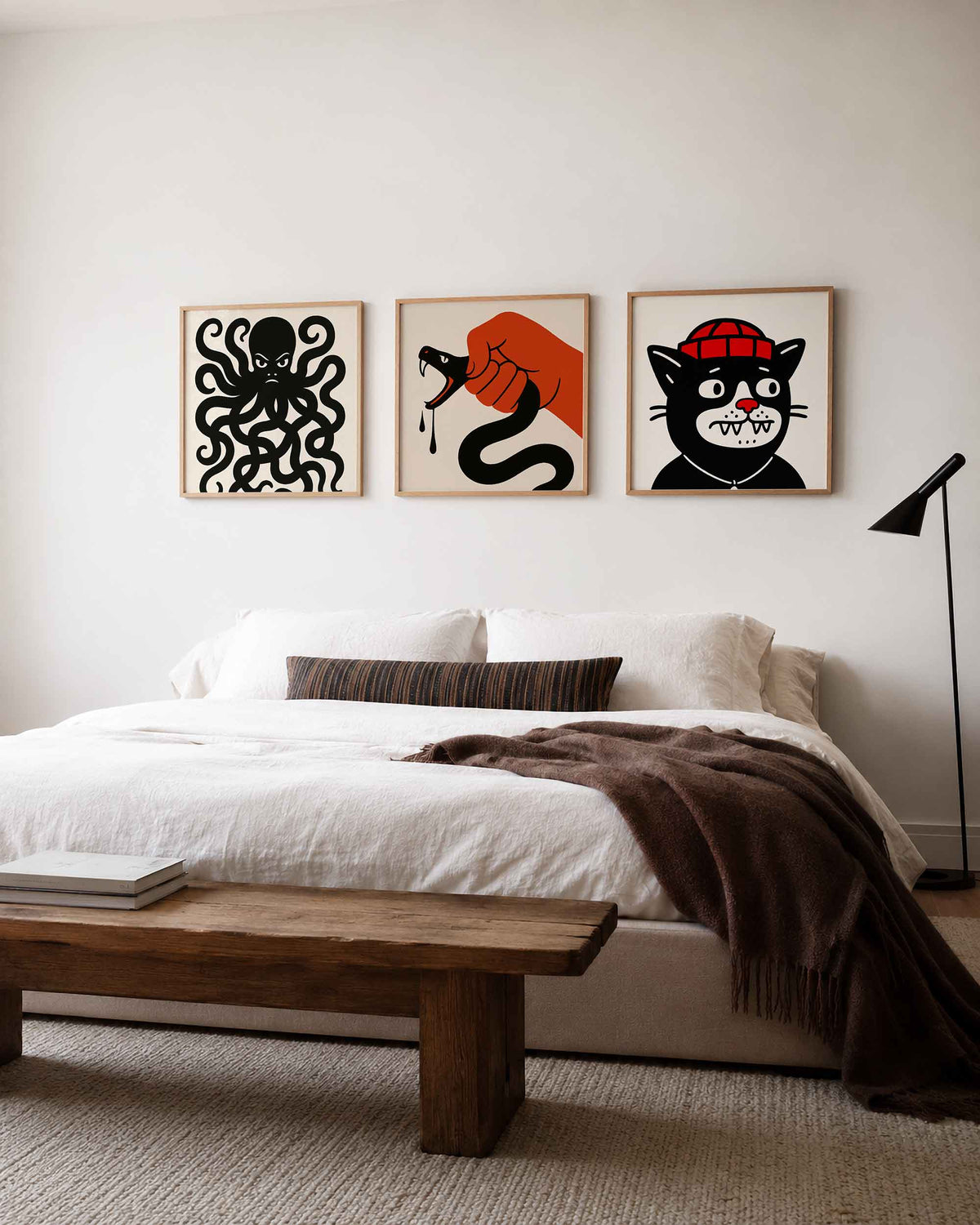 Interieurpresentatie van een driedelige vierkante posterset met zwarte dieren