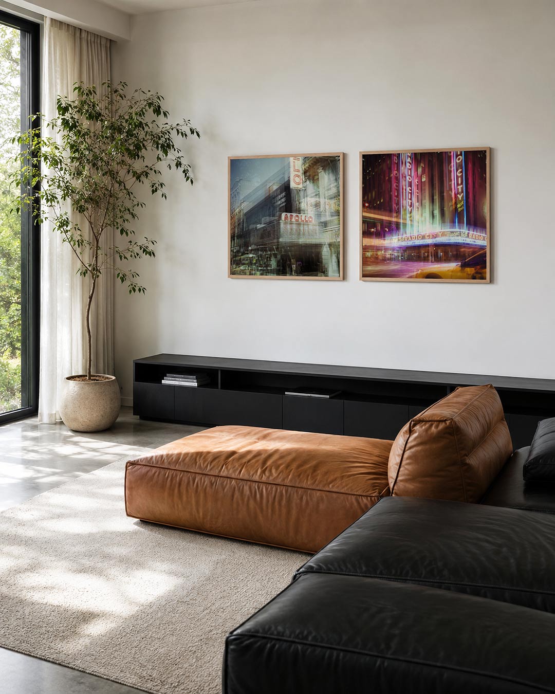 Interieur met vierkant fotografisch tweeluik stadse lichtsporen – Gerald Emming