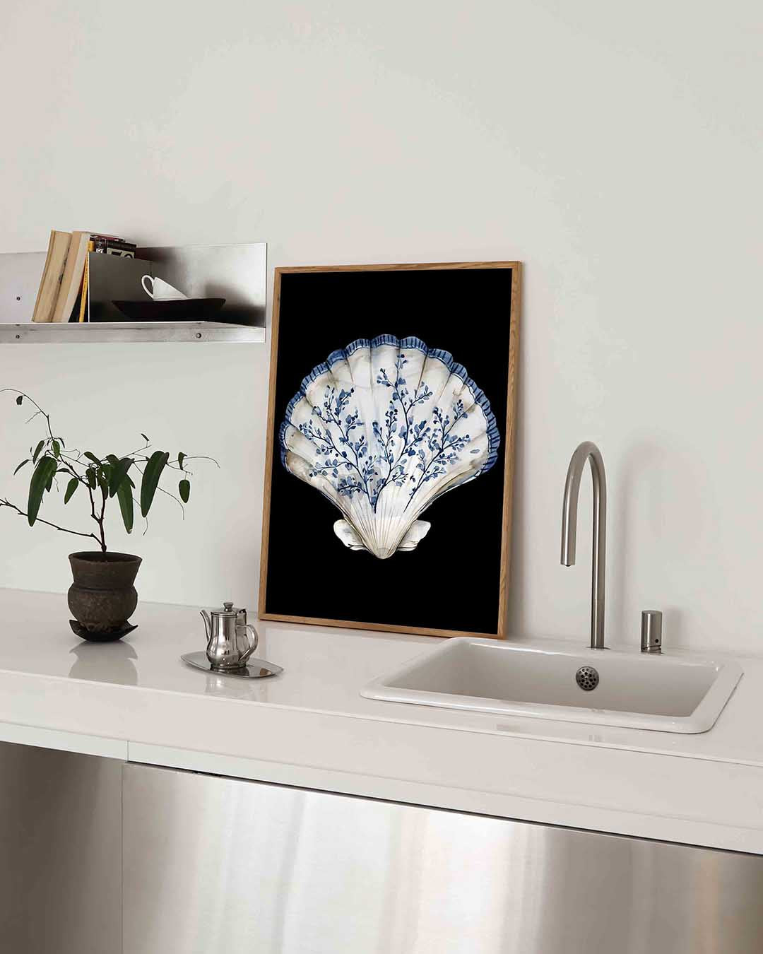 Schelp met blauwe takken Poster