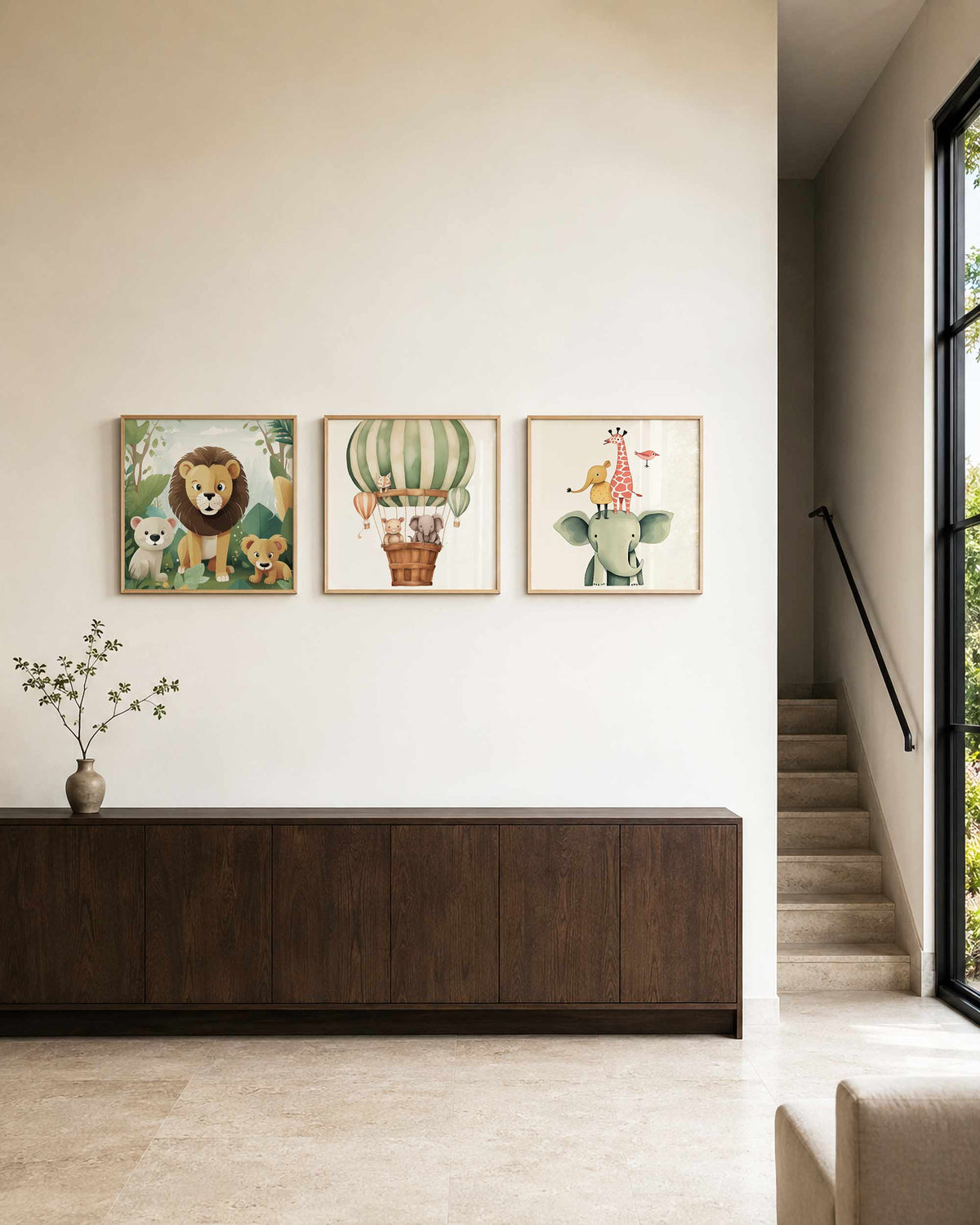 Interieurpresentatie van een driedelige vierkante posterset met jungle dieren