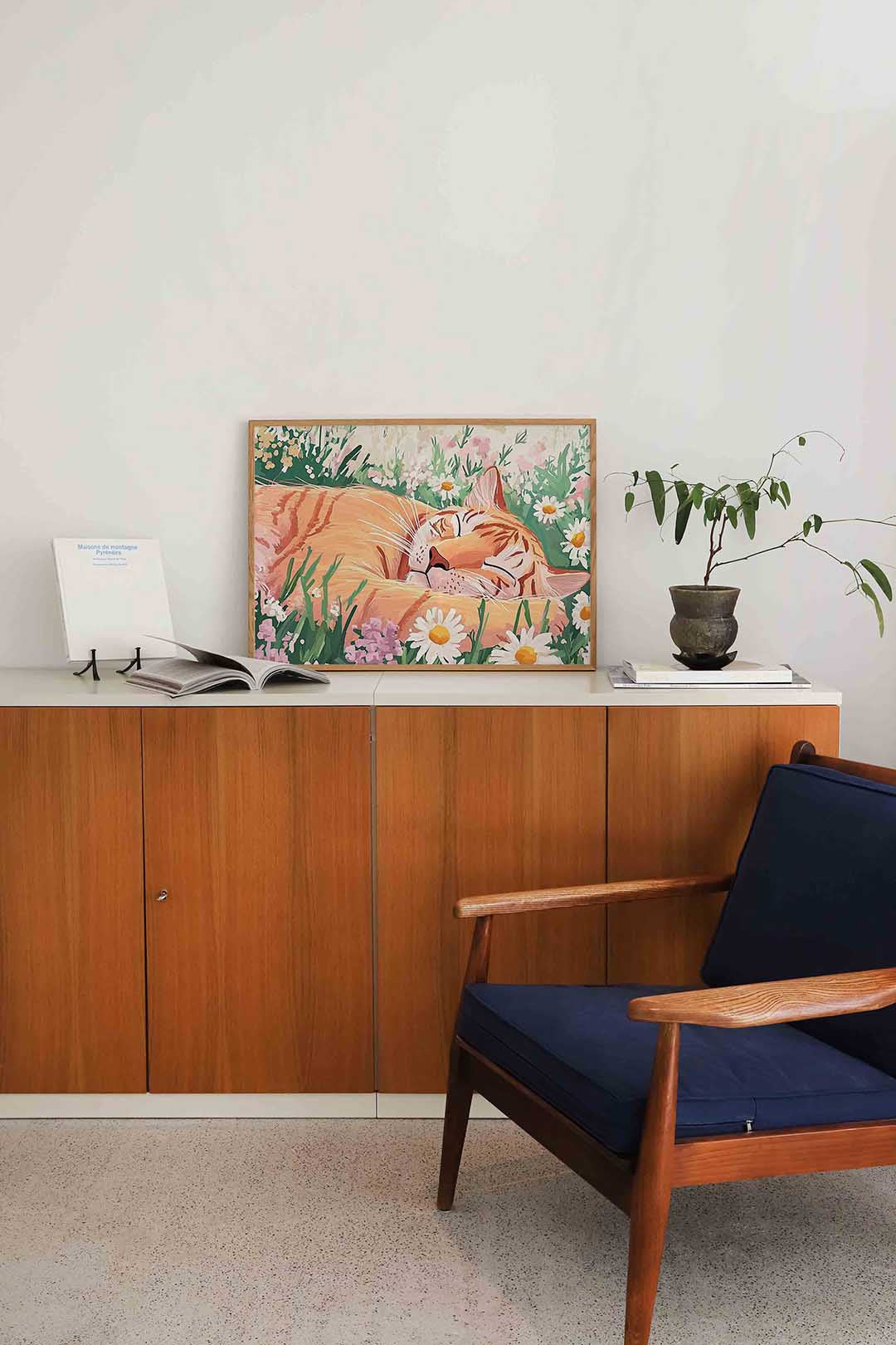 Slapende kat in bloemen Poster