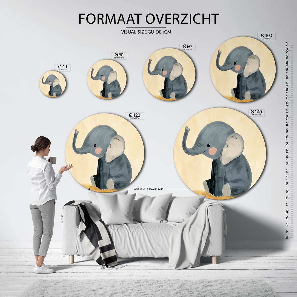Schattige olifant Muurcirkel – extra productweergave – Een zittende olifant met grijze tinten en roze wangen op een beige