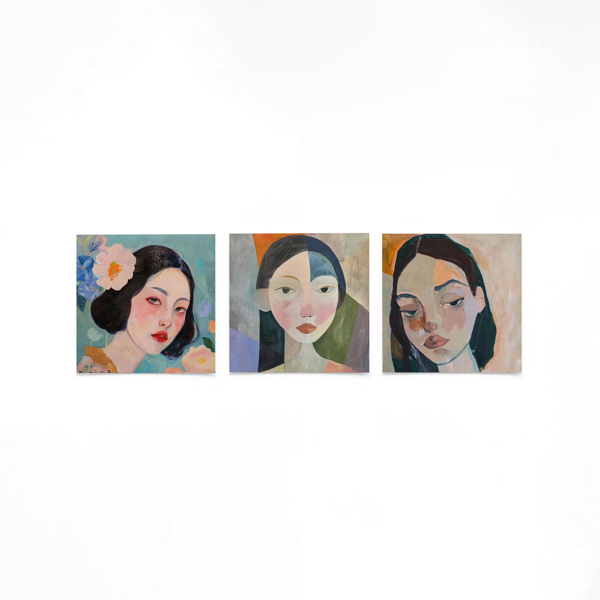 Drie vierkante posters met vrouwengezichten kunst op een gebroken witte achtergrond
