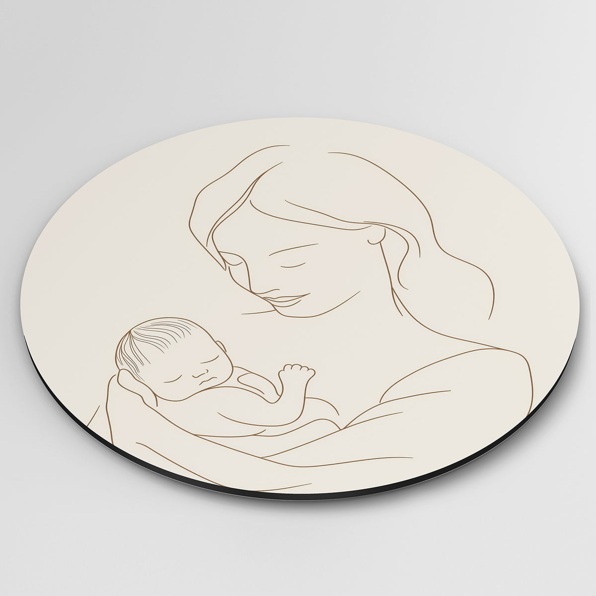 Moeder en kind Muurcirkel – detailweergave – Een lijntekening van een moeder die een baby vasthoudt in zachte beige tinten.