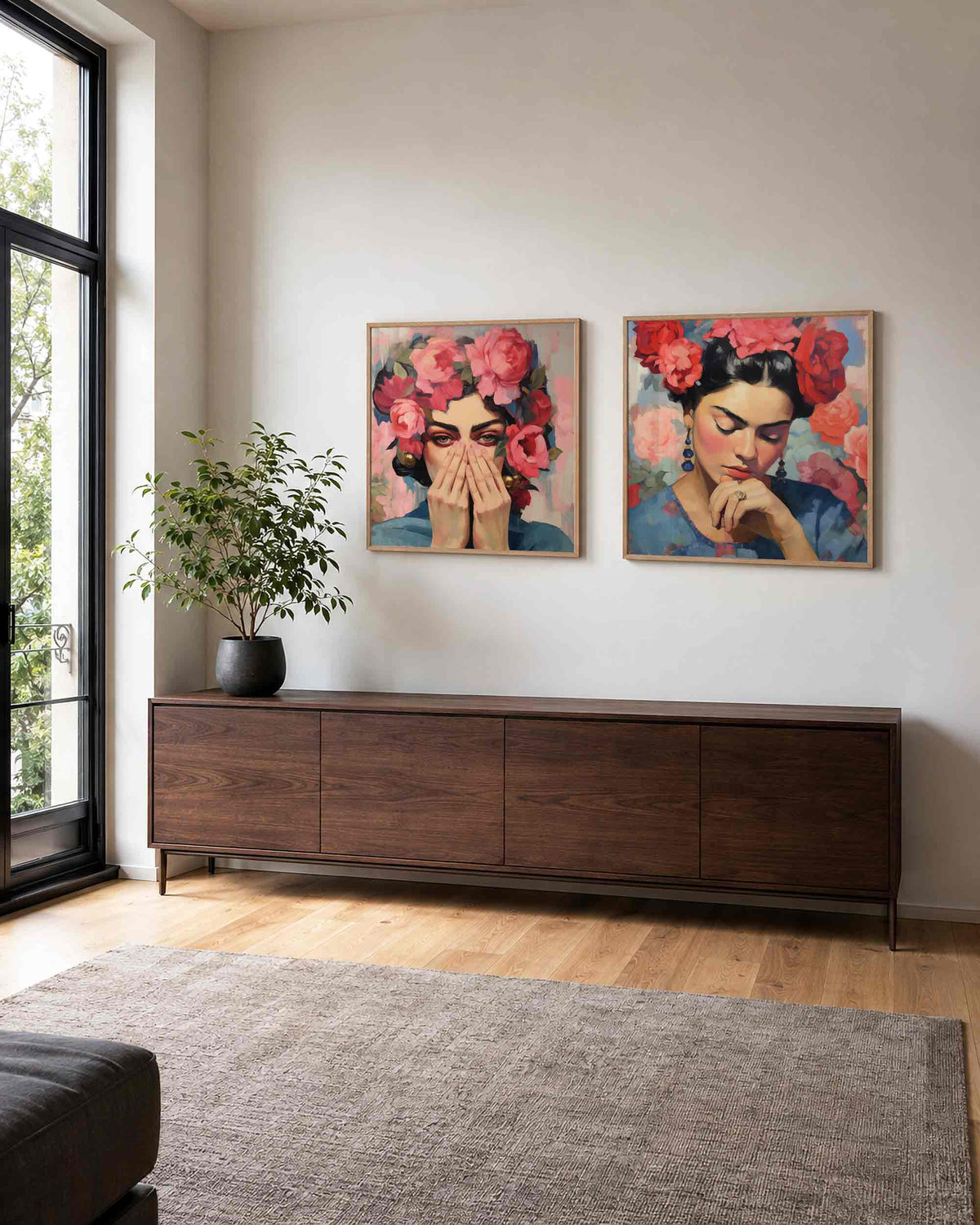 Interieurpresentatie van een tweedelige vierkante posterset met vrouwenportretten met rozen