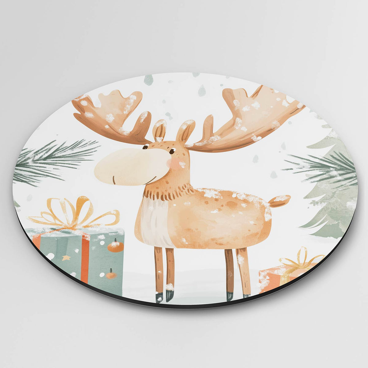 Eland met cadeaus Muurcirkel – detailweergave – Een eland met grote geweien staat tussen twee cadeaus in een sneeuwachtige