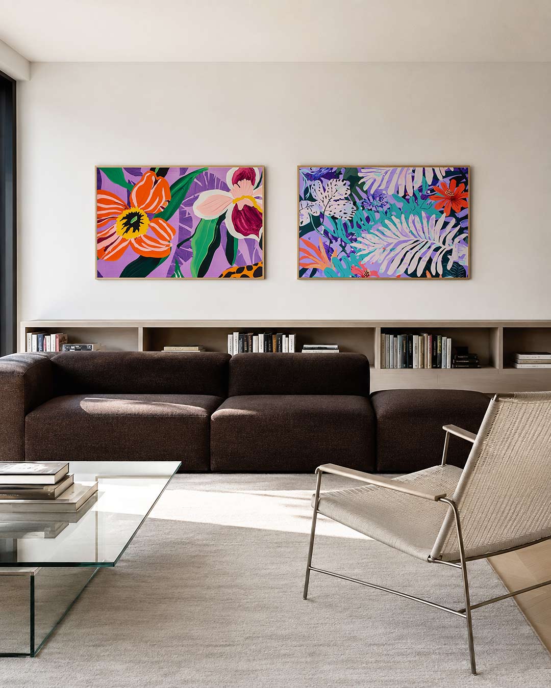 Tweedelige posterset met levendige bloemen tegen een paarse achtergrond, getoond in een interieur