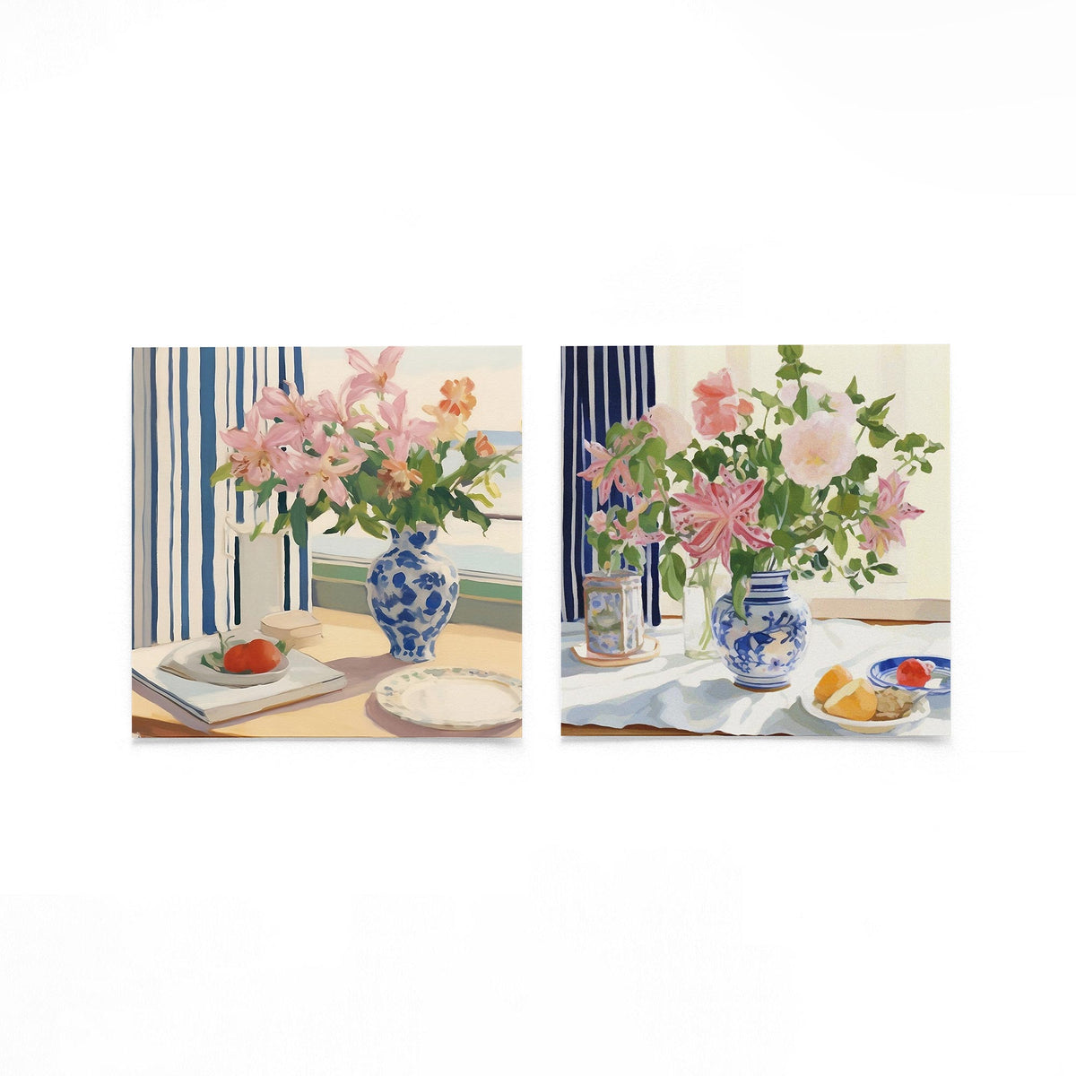 Twee vierkante posters met bloemen in blauwe vazen op een gebroken witte achtergrond