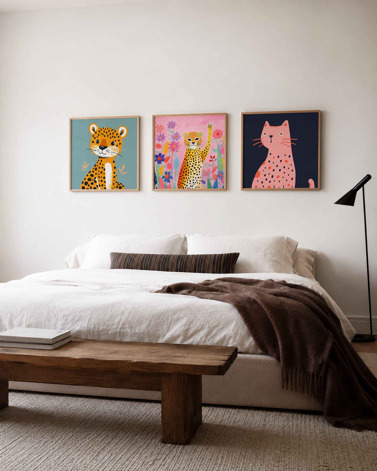 Interieurpresentatie van een driedelige vierkante posterset met grote katten