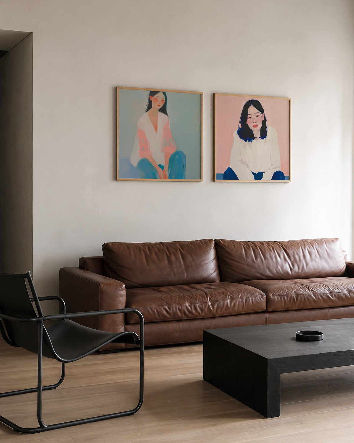 Interieurpresentatie van een tweedelige vierkante posterset met vrouwenportretten