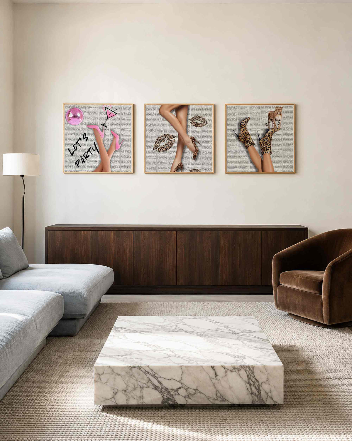 Interieurpresentatie van een driedelige vierkante posterset met new york glamour