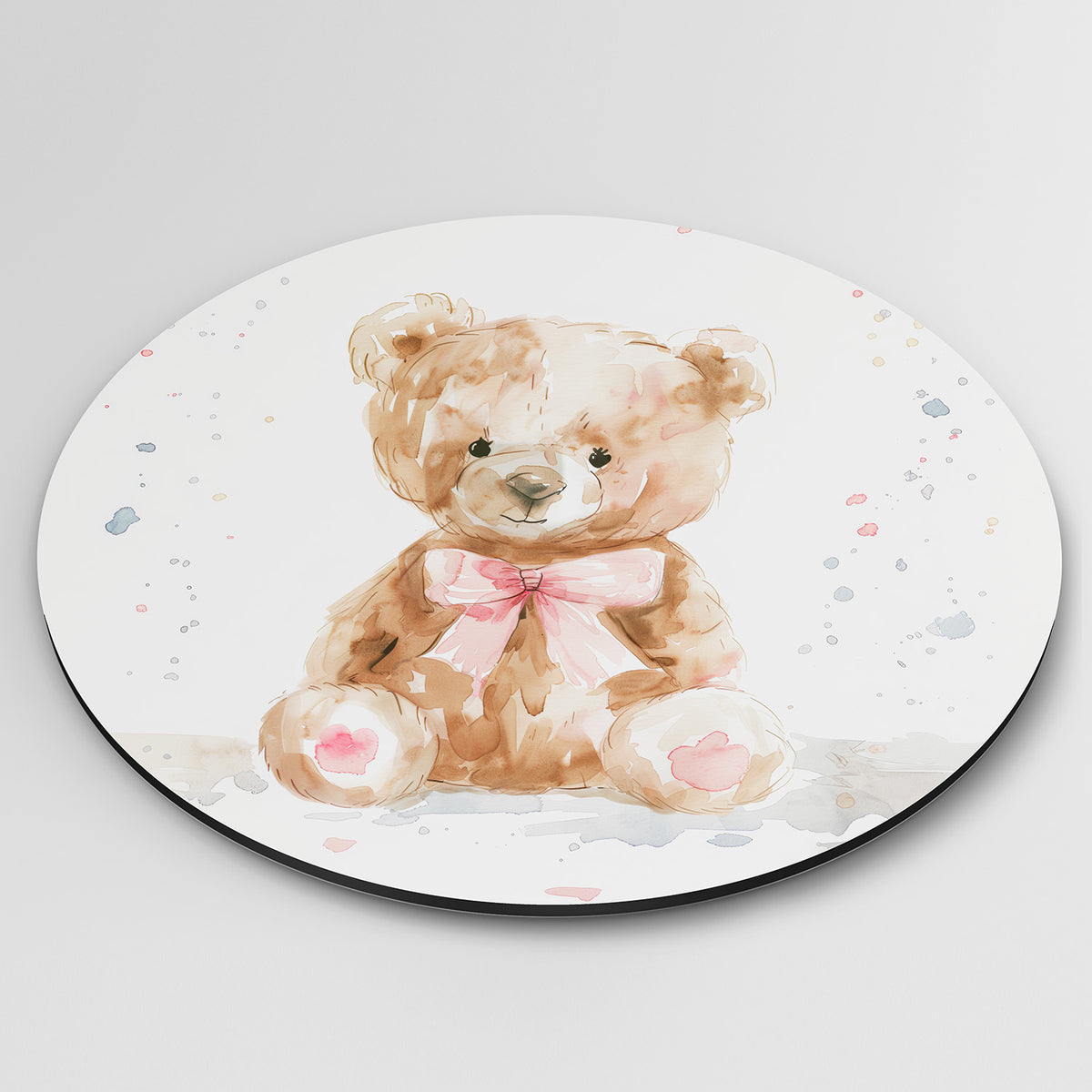 Teddybeer met strik Muurcirkel – detailweergave – Een bruine teddybeer met een roze strik is afgebeeld tegen een lichte