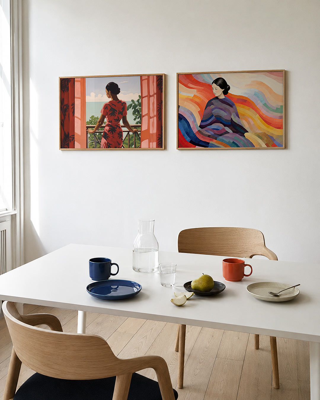 Interieurpresentatie van twee posters met een vrouw in een jurk met donkere patronen op een balkon