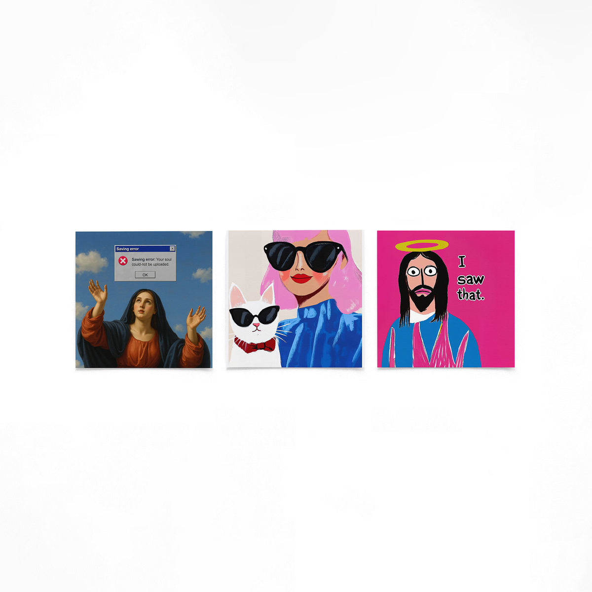 Drie vierkante posters met humoristische figuren op een gebroken witte achtergrond