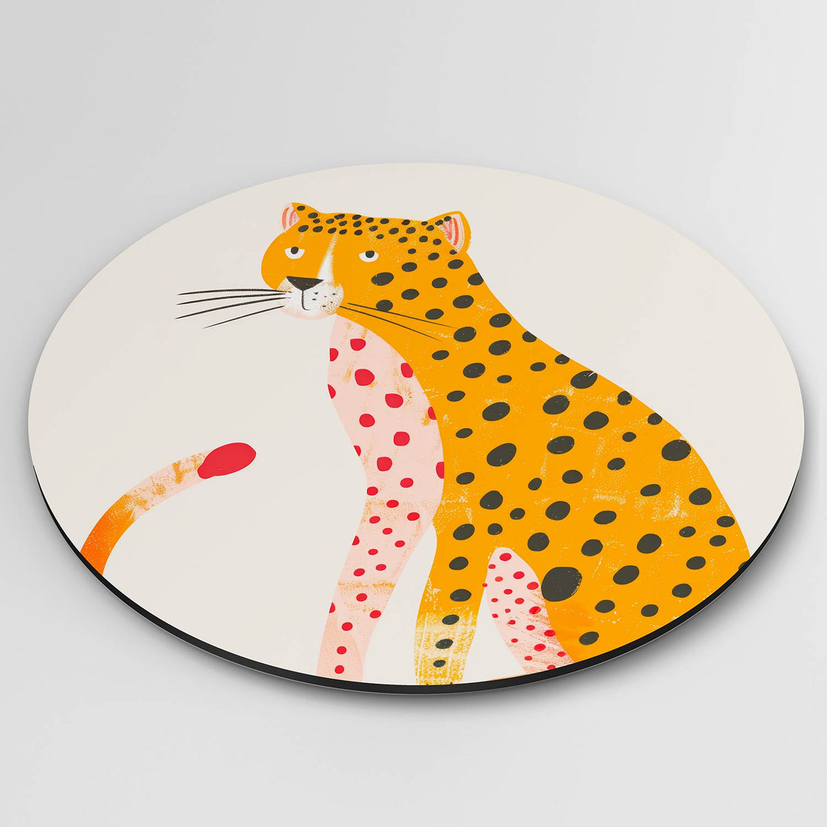 Luipaard illustratie Muurcirkel – detailweergave – Een luipaard met oranje en roze tinten en zwarte stippen.