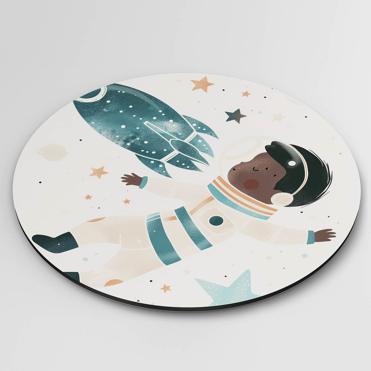Astronaut en raket Muurcirkel – detailweergave – Een kind in een ruimtepak zweeft naast een raket, omringd door sterren in