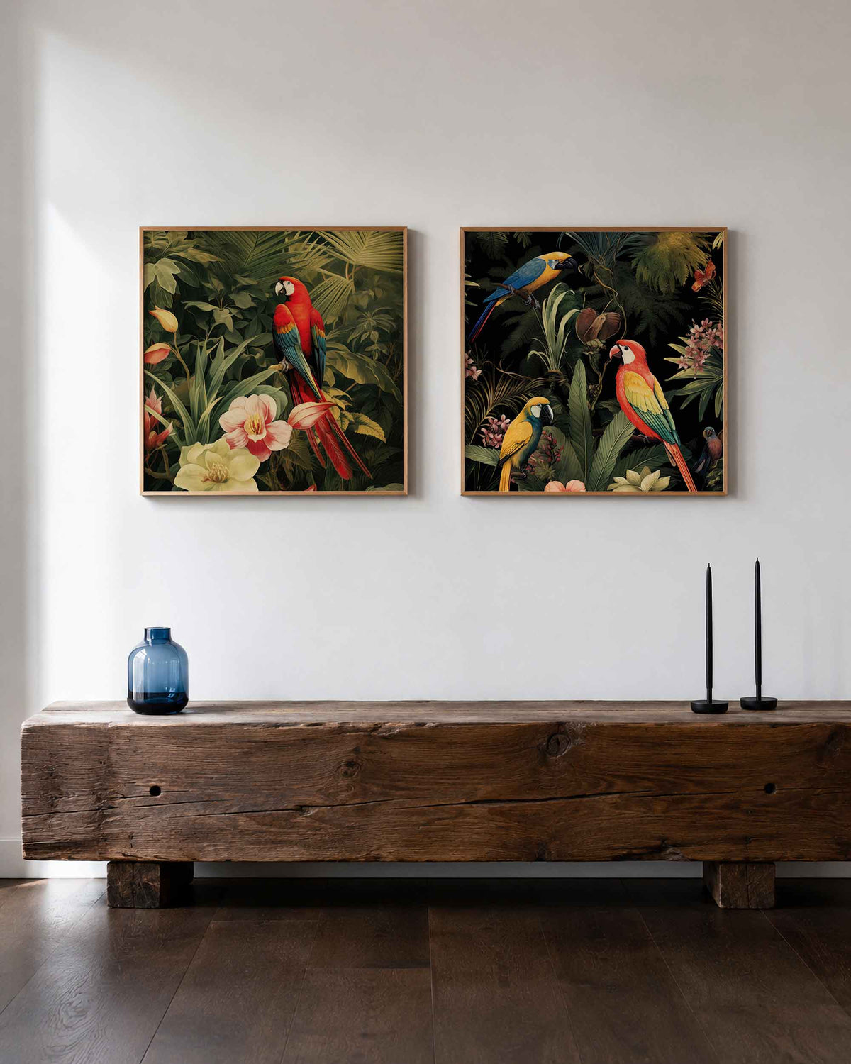 Interieurpresentatie van een tweedelige vierkante posterset met tropische papegaaien