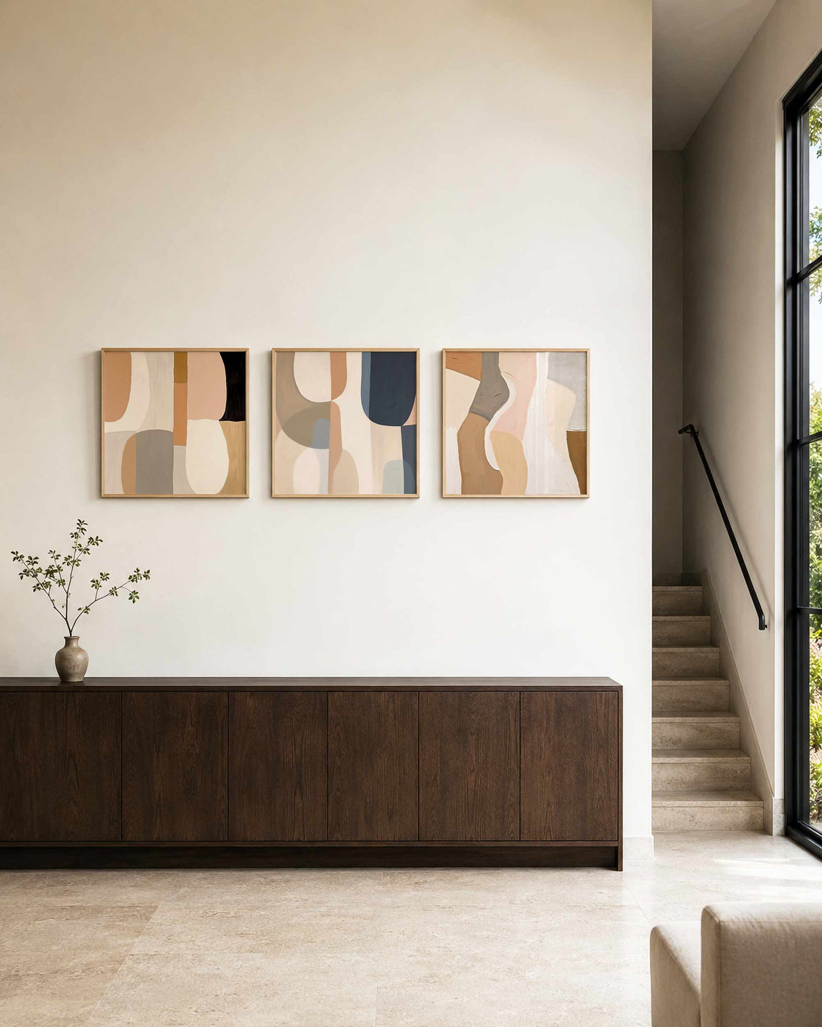Interieurpresentatie van een driedelige vierkante posterset met abstracte vormen