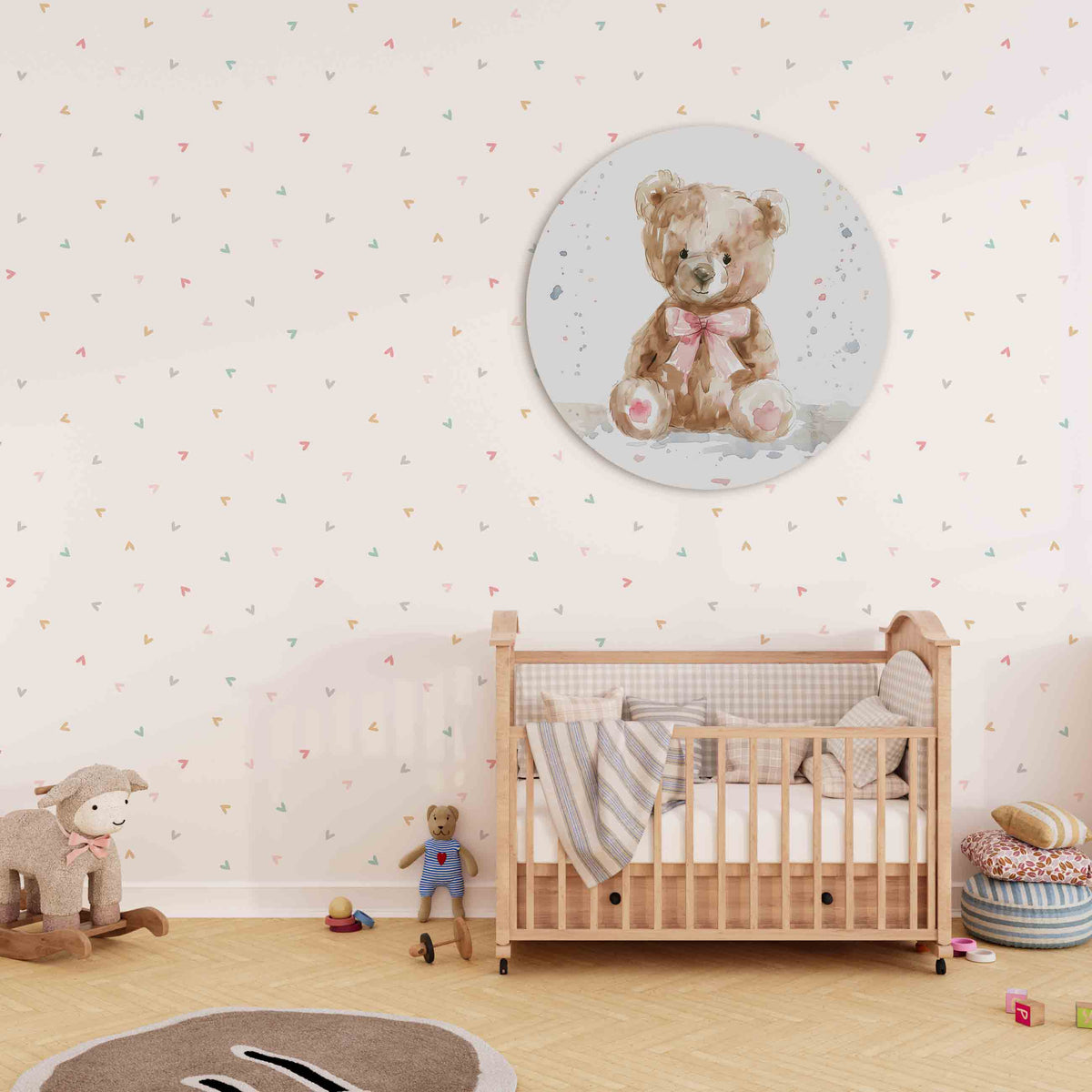 Teddybeer met strik Muurcirkel – derde productweergave – Een bruine teddybeer met een roze strik is afgebeeld tegen een
