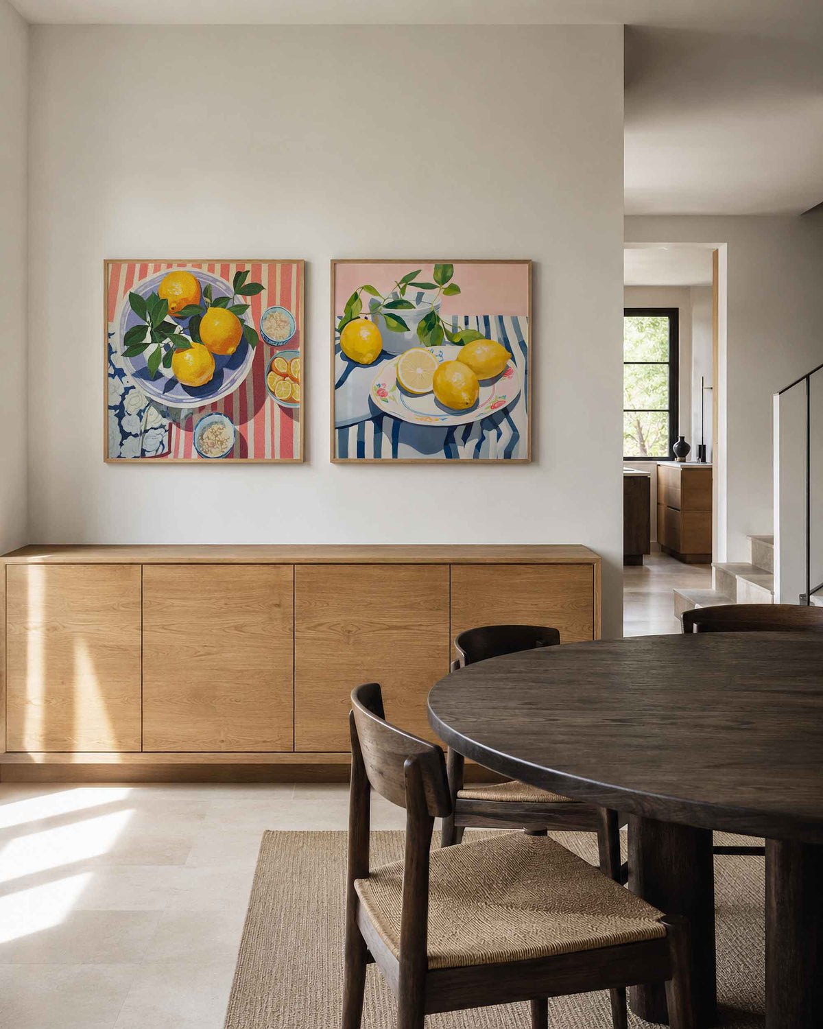 Interieurpresentatie van een tweedelige vierkante posterset met citroenen op servies