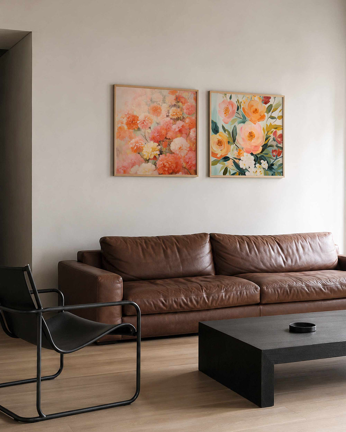 Interieurpresentatie van een tweedelige vierkante posterset met bloemen in zachte tinten