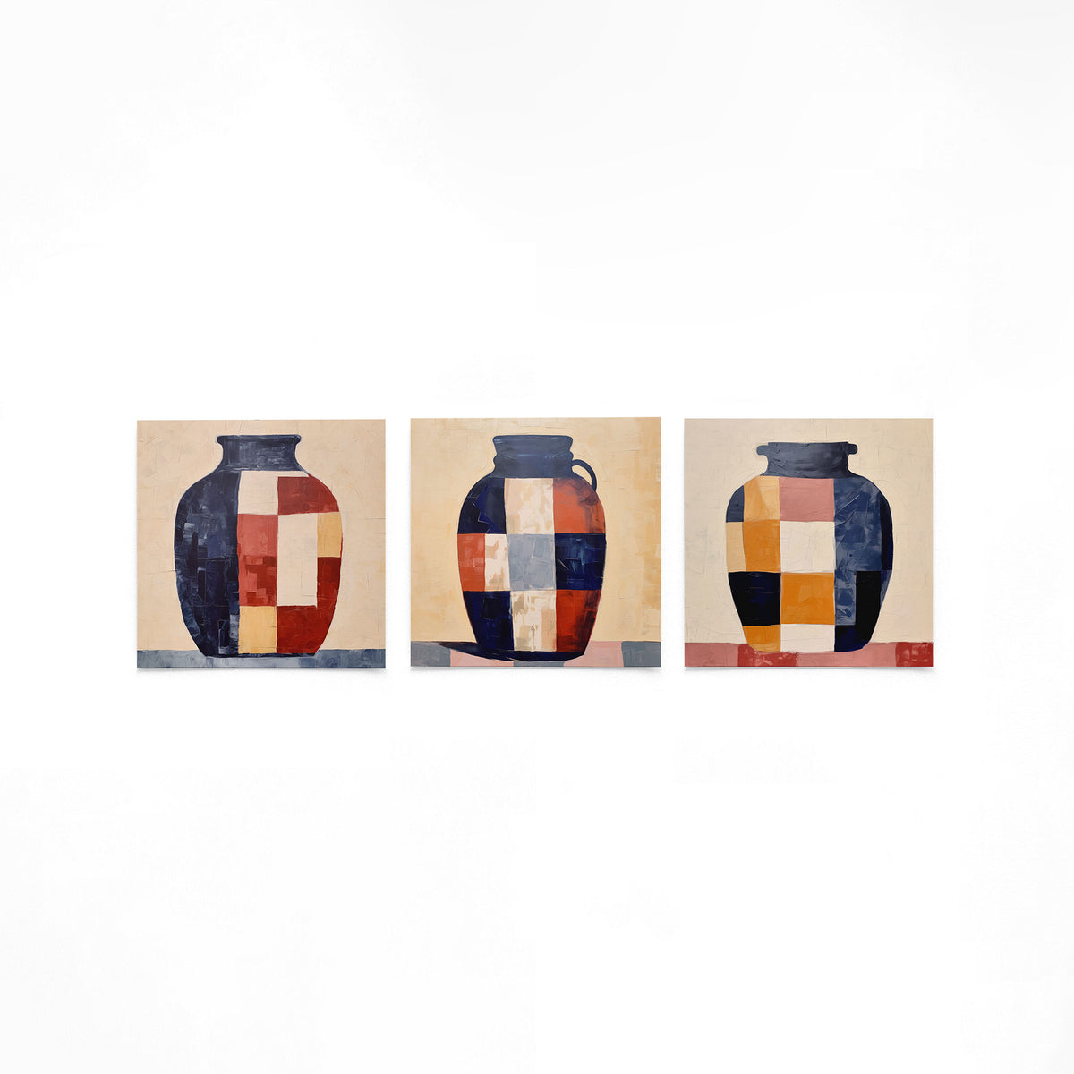 Drie vierkante posters met abstracte kannen op een gebroken witte achtergrond