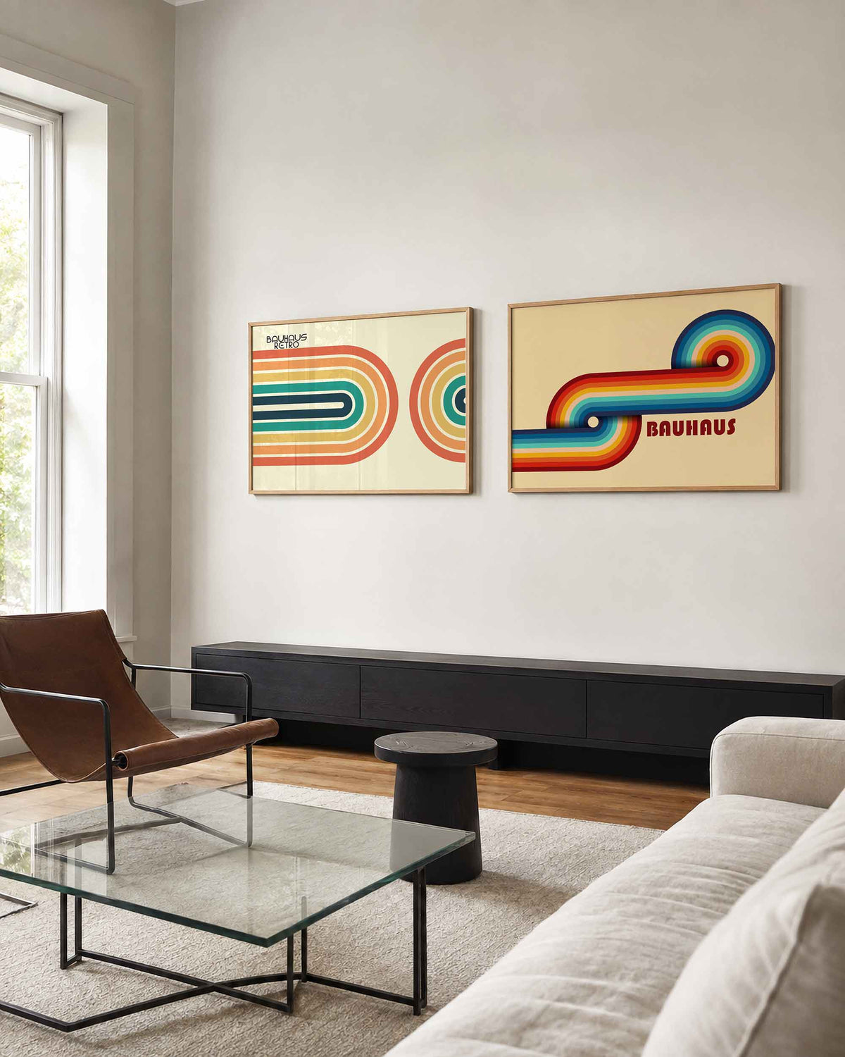 Interieurmockup van tweedelige landscape-posterset met gestapelde regenboogbanen