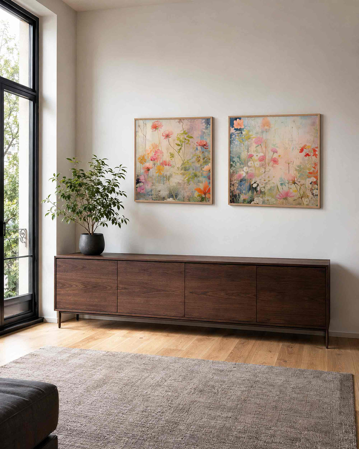 Interieurpresentatie van een tweedelige vierkante posterset met bloemenweide