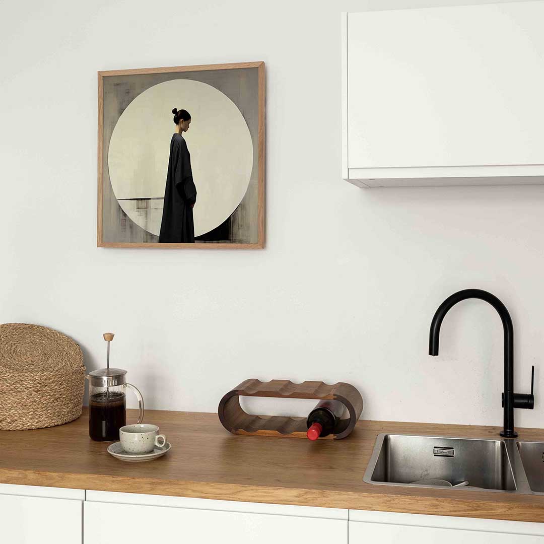Vrouw in donkere kleding Poster