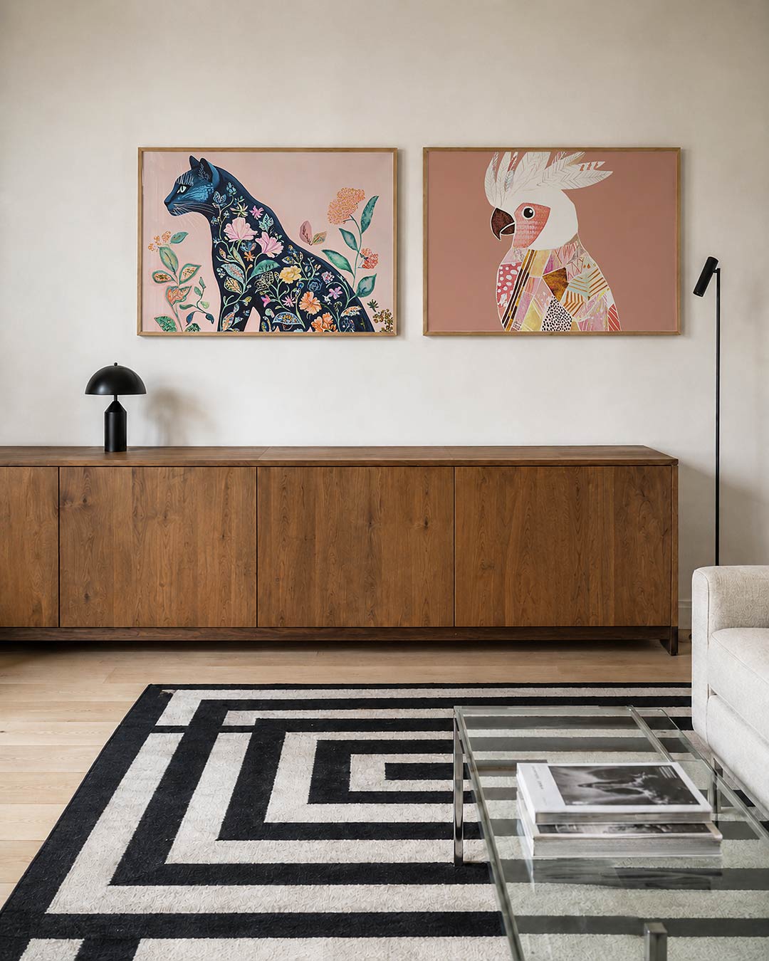 Tweedelige posterset met een donkerblauwe kat met kleurrijke bloemen en bladeren, getoond in een interieur