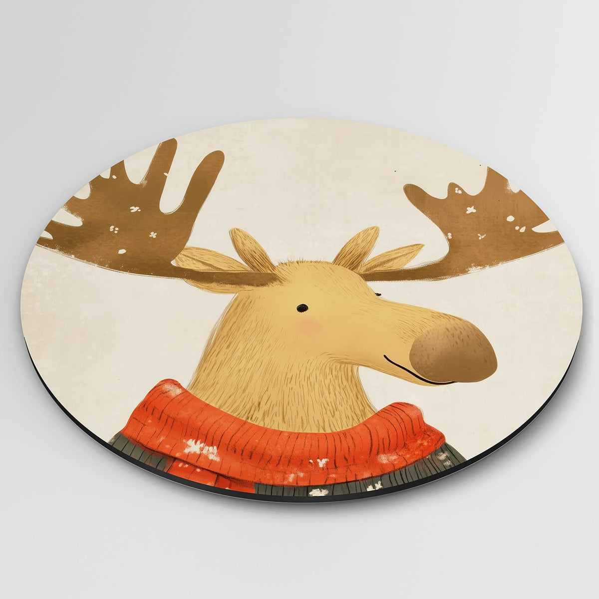 Eland met trui Muurcirkel – detailweergave – Een eland met grote geweien draagt een rode trui met witte en zwarte patronen.