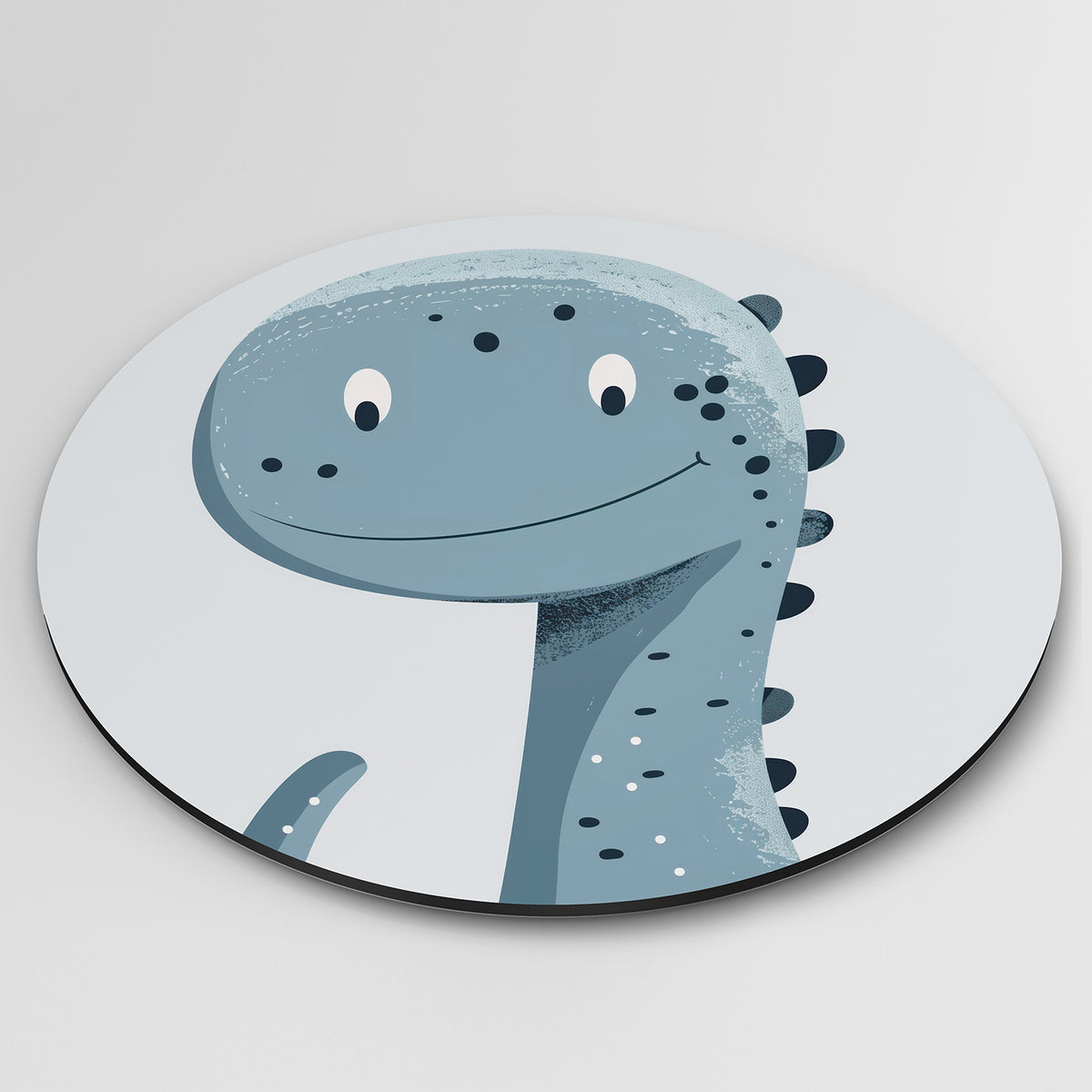 Blauwe dinosaurus Muurcirkel – detailweergave – Een glimlachende dinosaurus in verschillende blauwtinten met zwarte stippen.