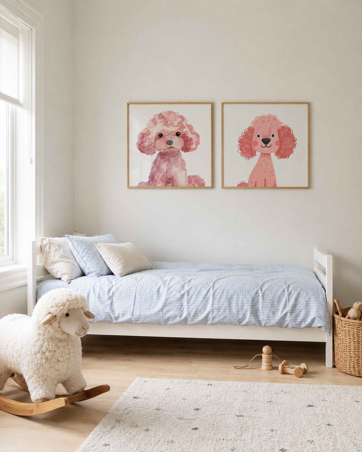 Interieurpresentatie van een tweedelige vierkante posterset met roze poedels