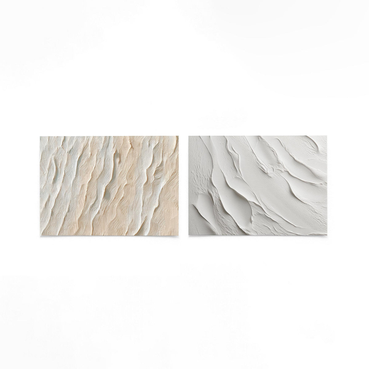 Twee liggende posters met een patroon van golvende lijnen in zachte beige tinten op een gebroken witte achtergrond