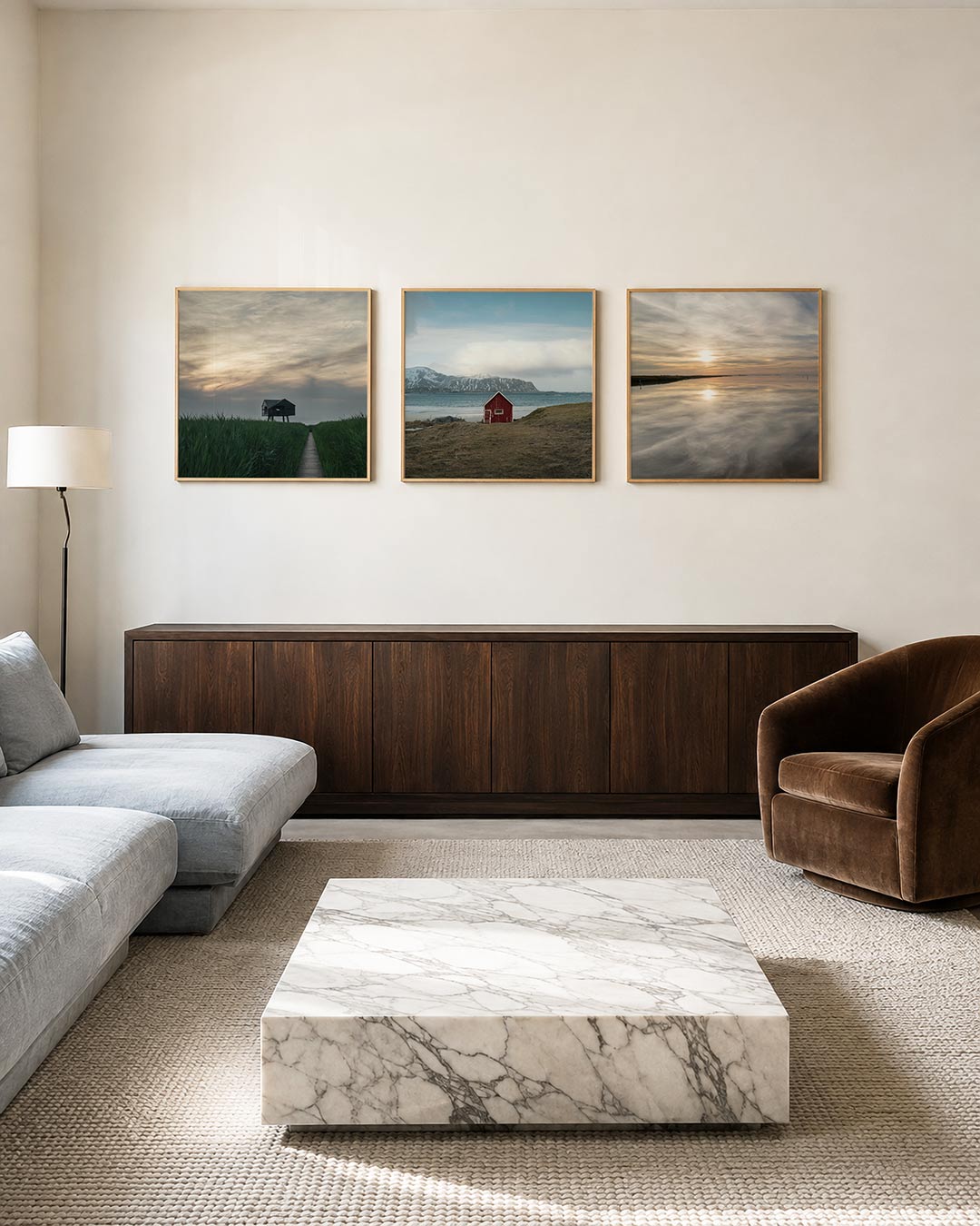 Interieur met vierkant fotografisch drieluik stilte aan de kust – Gerald Emming